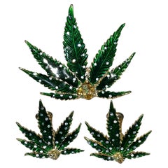 Orecchini grandi e spille con foglie di marijuana della passerella Dsquared2 per la P/E 2005