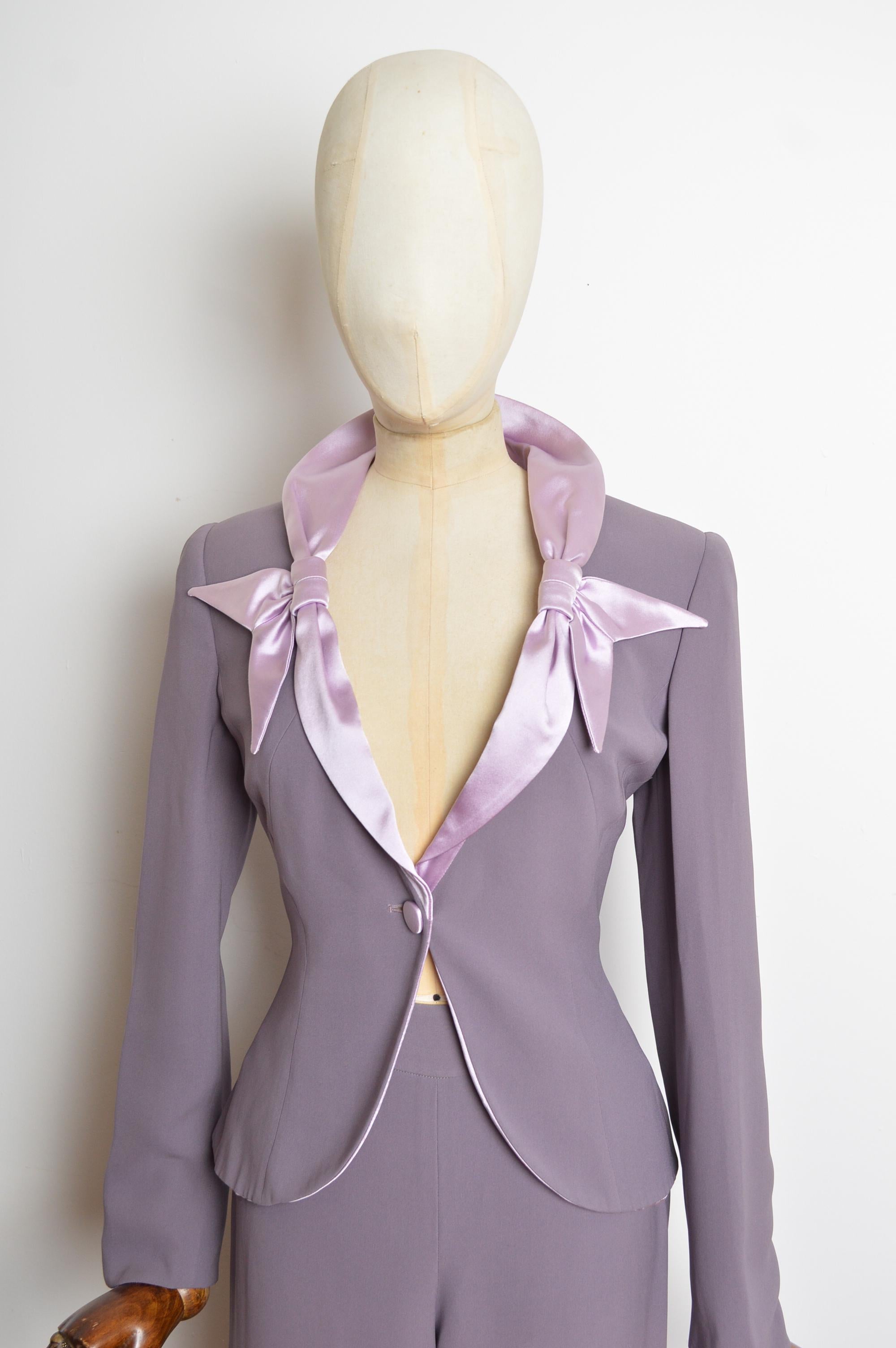 Grigio P/E 2005 Giorgio Armani Blazer lilla e viola in raso Giacca e pantaloni da abito in vendita