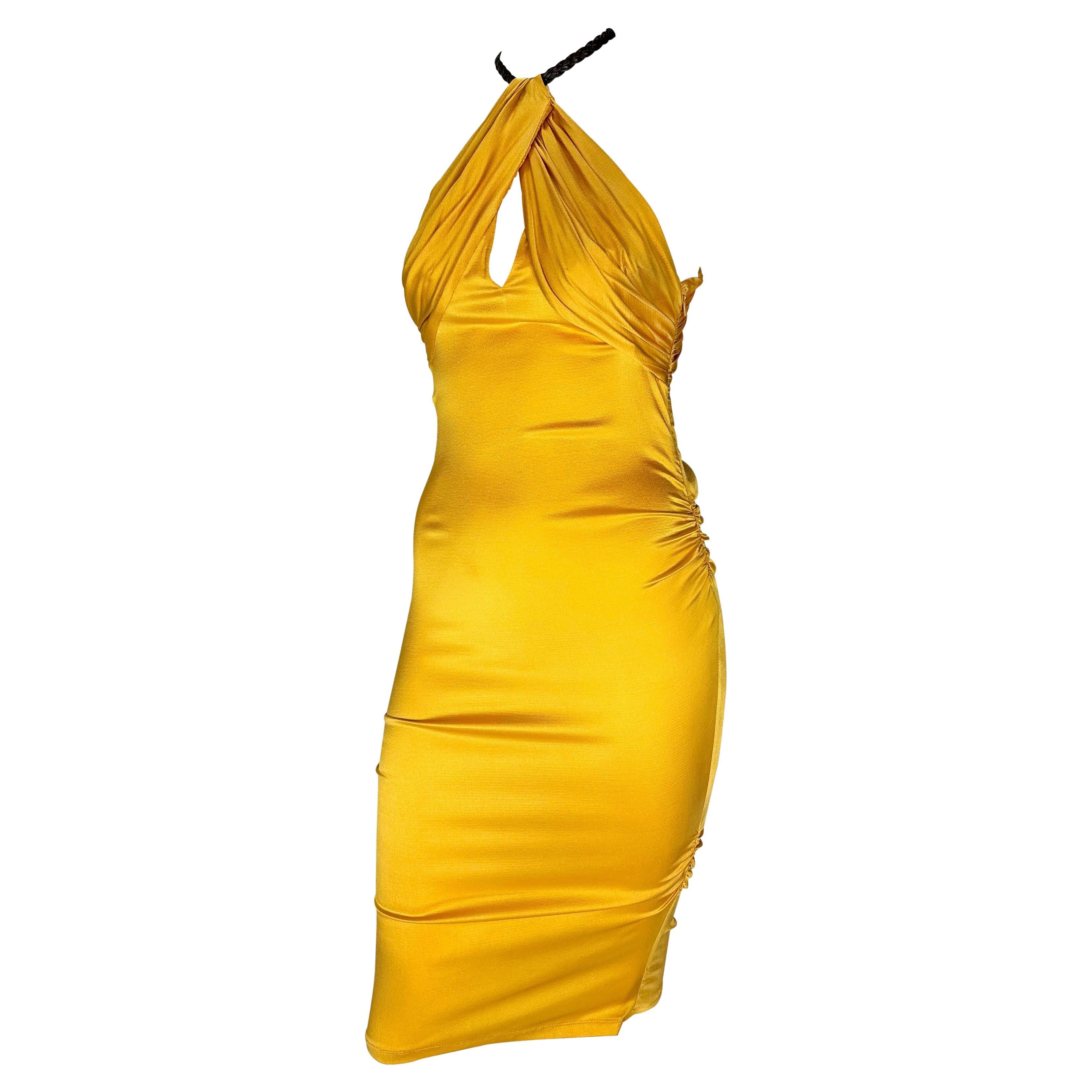 S/S 2005 Gucci Beyoncé Marigold Yellow Ruched Satin Braided Leather Halter Dress (Robe dos nu en satin tressé) Excellent état - En vente à West Hollywood, CA