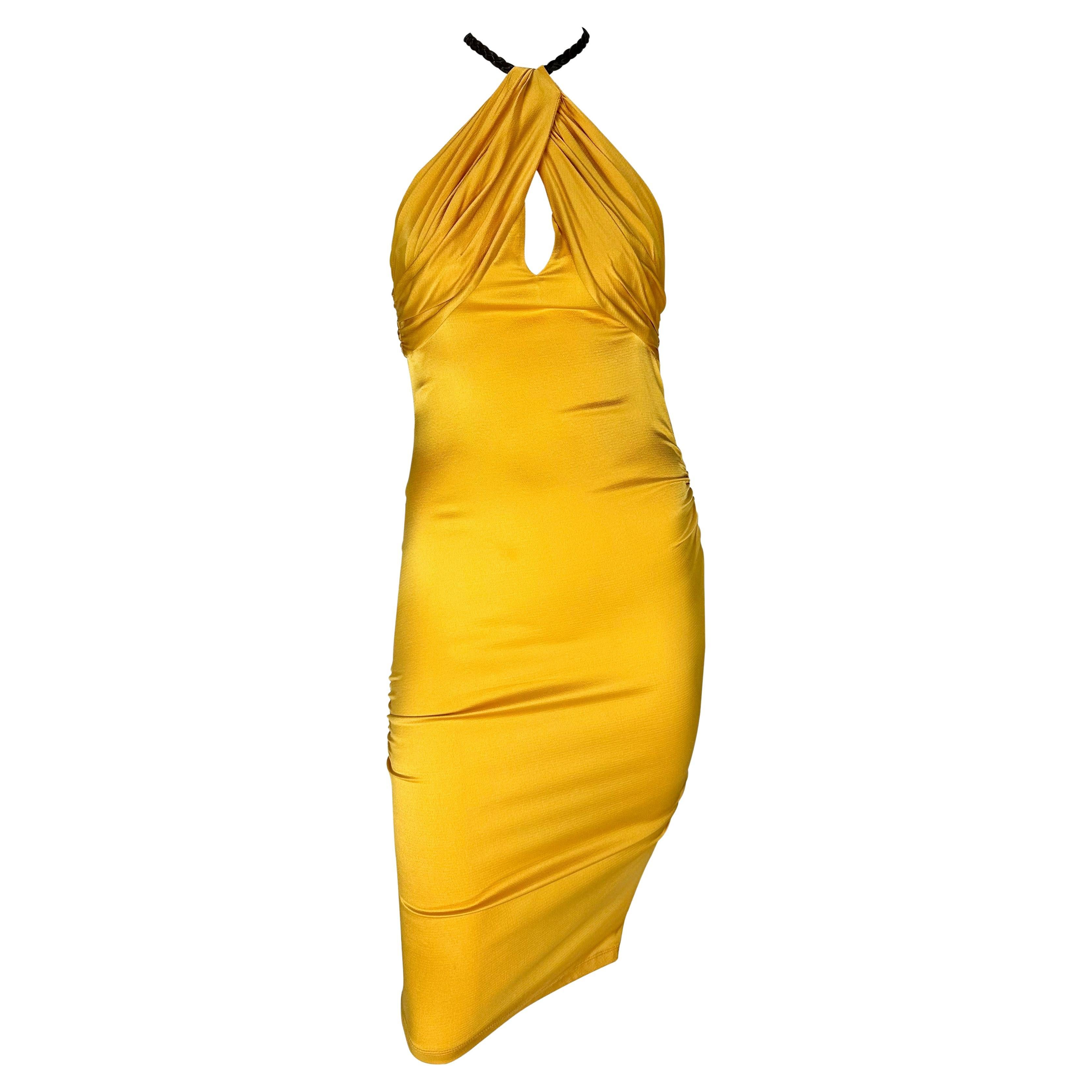S/S 2005 Gucci Beyoncé Marigold Yellow Ruched Satin Braided Leather Halter Dress (Robe dos nu en satin tressé) en vente