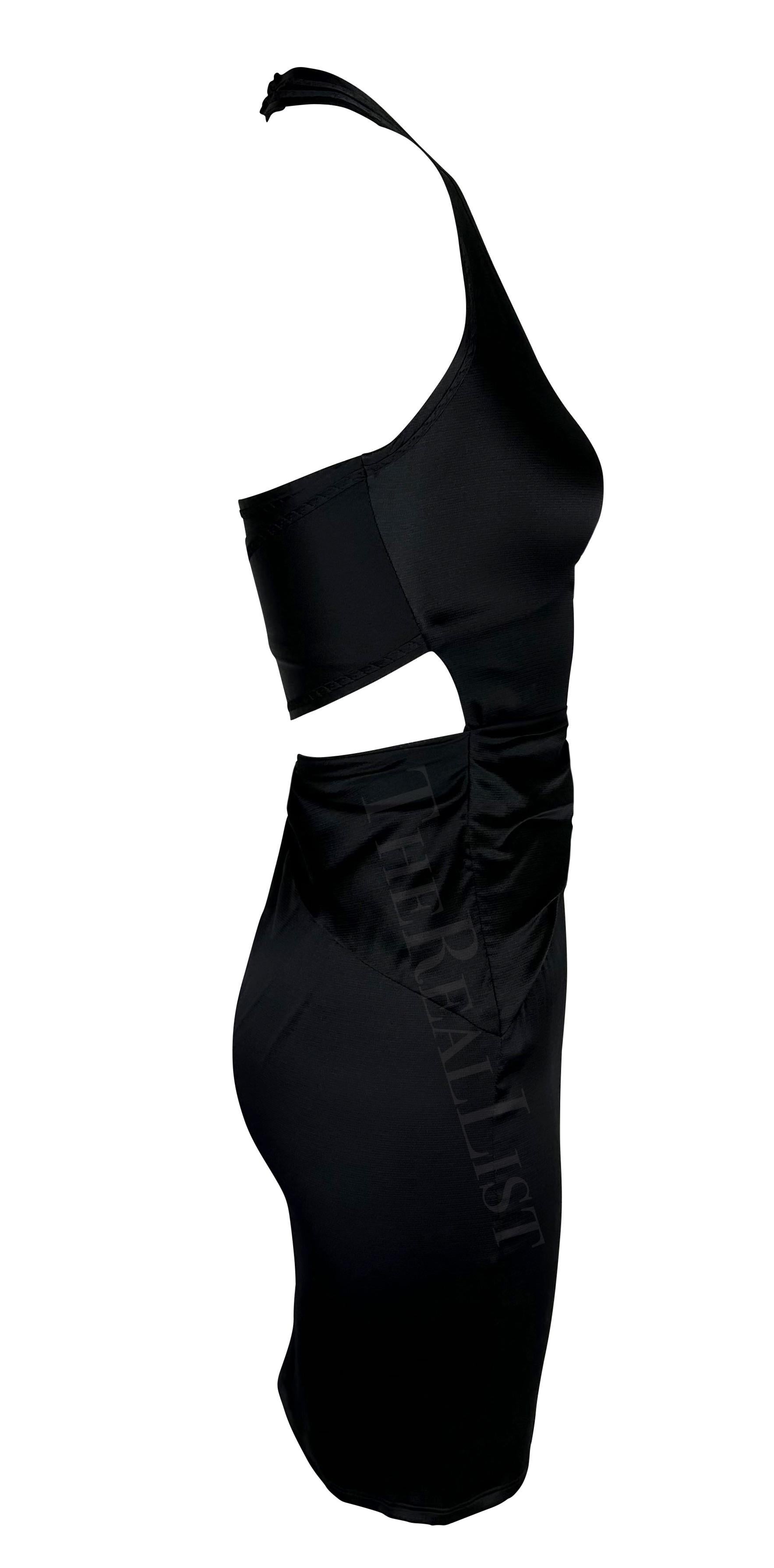 Ich präsentiere ein schwarzes Gucci Minikleid mit Neckholder aus Satin, entworfen von Alessandra Facchinetti. Dieses Kleid aus der Frühjahr/Sommer-Kollektion 2005 zeichnet sich durch Raffungen im Vorderteil, Ausschnitte im Rückenteil und einen