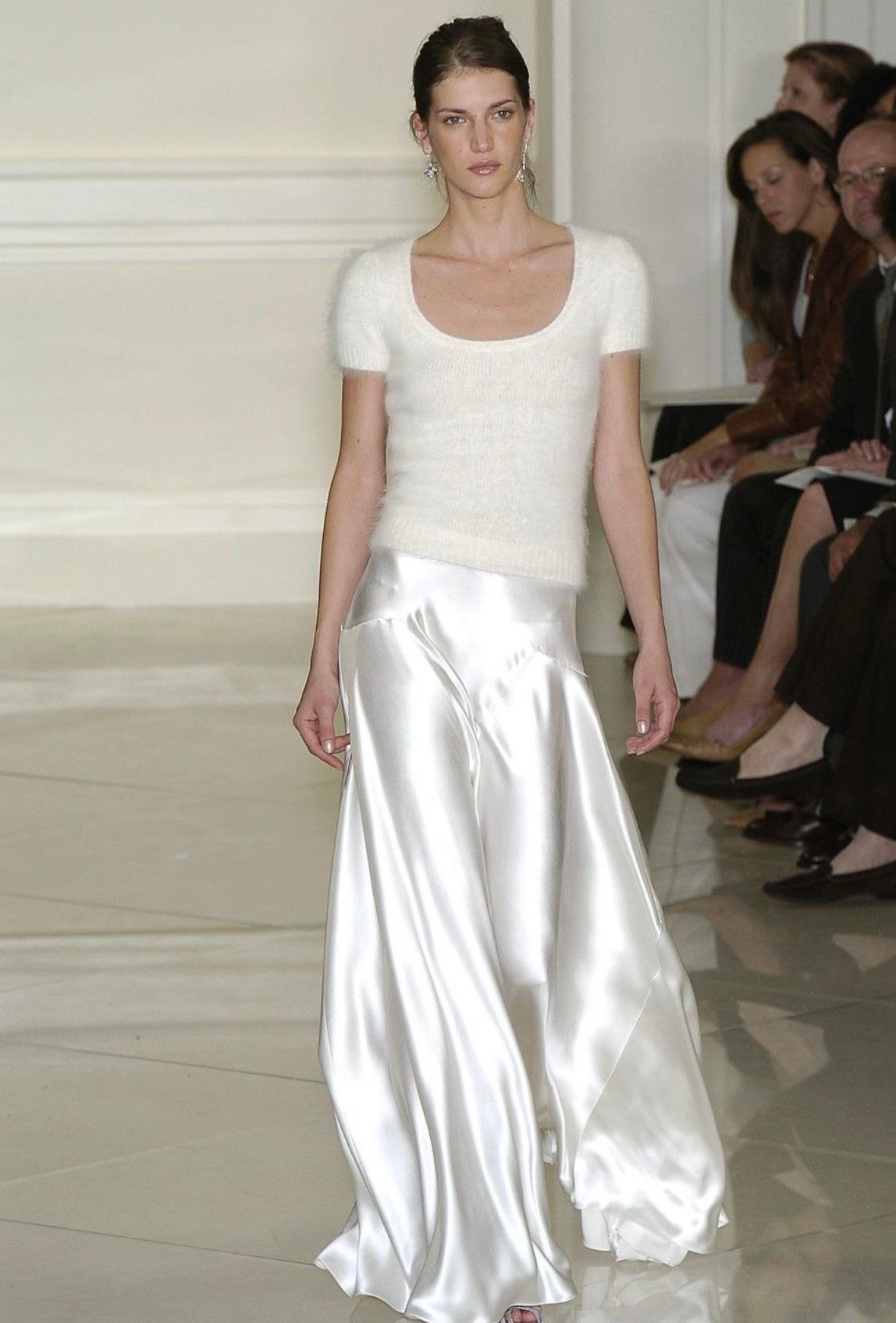 Dieser atemberaubende weiße, bodenlange Satinrock aus der Ralph Lauren Collection'S Spring/Summer 2005 wurde auf dem Laufsteg als Teil des Looks 35 von Diana Dondoe präsentiert. Die satinierte Oberfläche verleiht diesem weißen Rock ein perlenartiges
