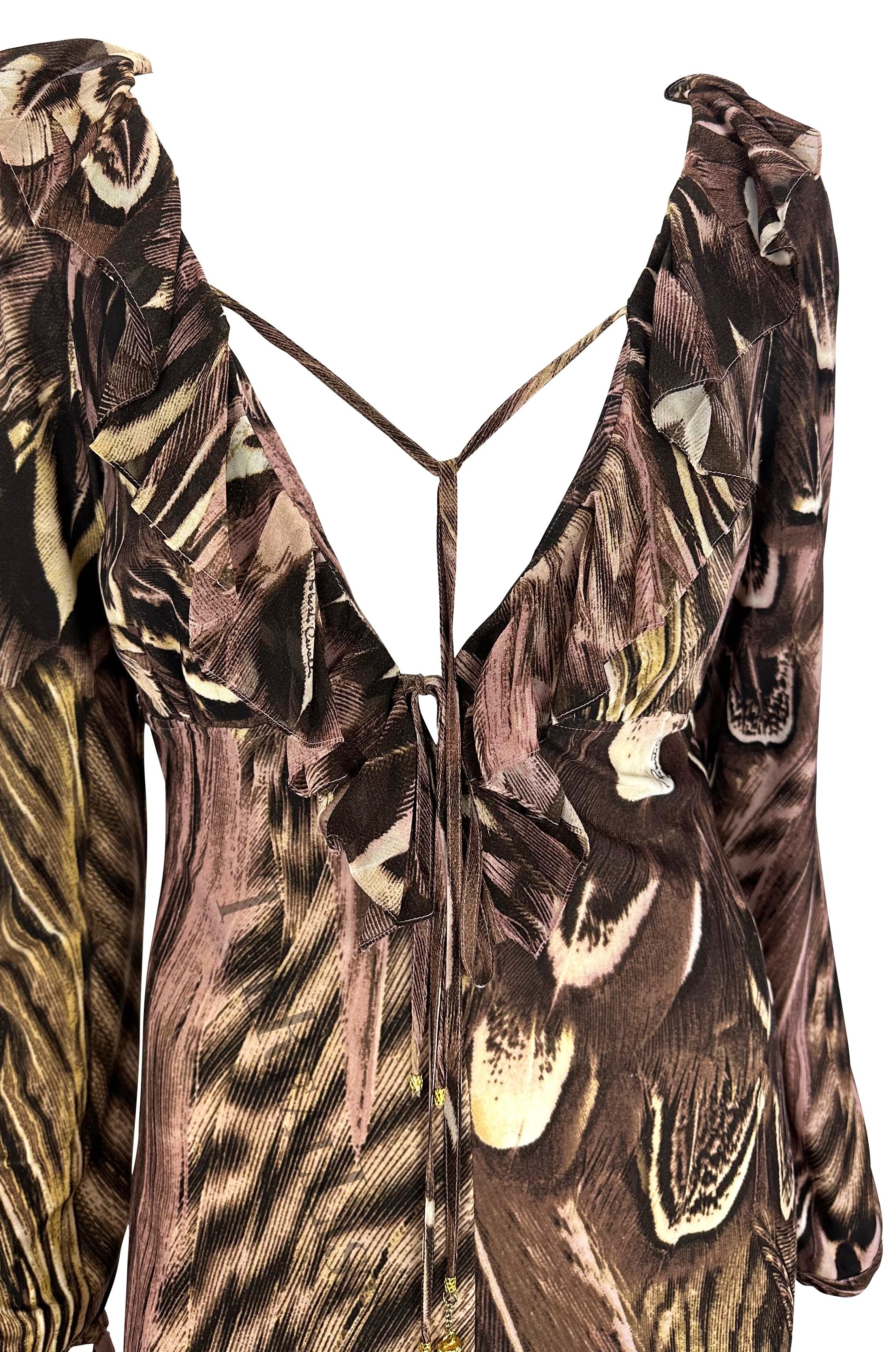 Voici une fabuleuse robe Roberto Cavalli imprimée de plumes. Datant du printemps/été 2005, cette robe est recouverte d'un imprimé de plumes rose et marron audacieux et présente un large décolleté en V, des volants autour de l'encolure et des lacets