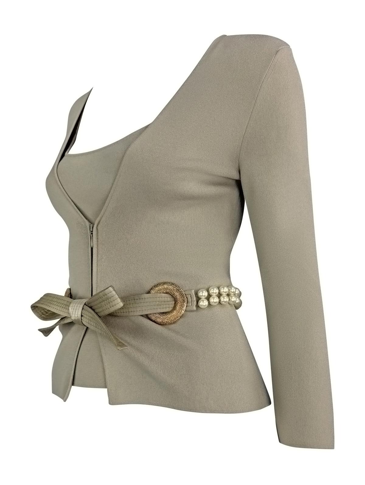 Dieser salbeigrüne Strickpullover aus der Frühjahr/Sommer-Kollektion 2005 von Valentino Garavani besteht aus einem taillierten Tank und einer passenden Strickjacke. Die Strickjacke hat einen tiefen Rundhalsausschnitt, einen Reißverschluss an der