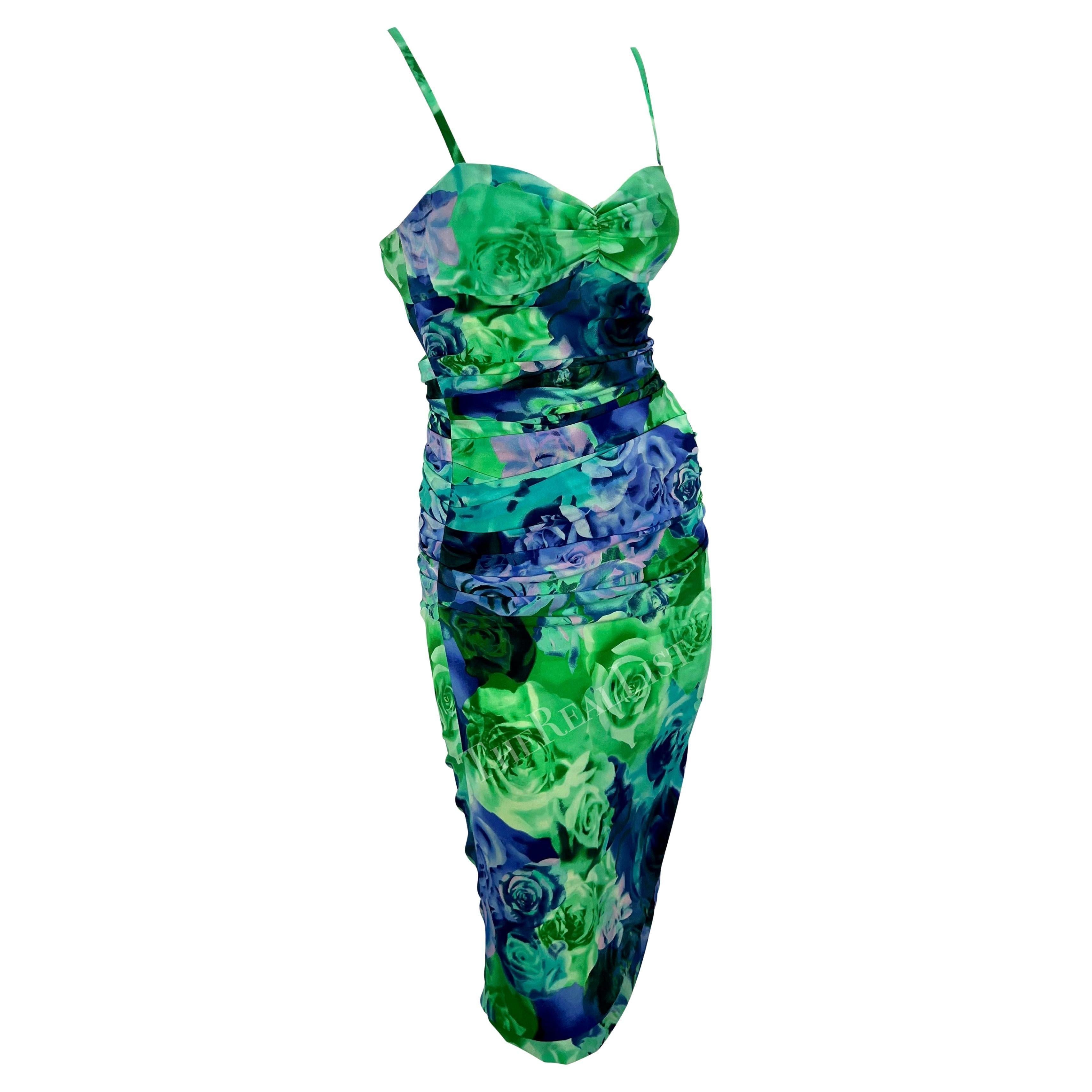 Nous vous présentons une magnifique mini robe Versace imprimée en rose vert, créée par Donatella Versace. Issue de la collection printemps/été 2005, cette mini robe sexy présente un décolleté en cœur, des bretelles spaghetti et des fronces sur