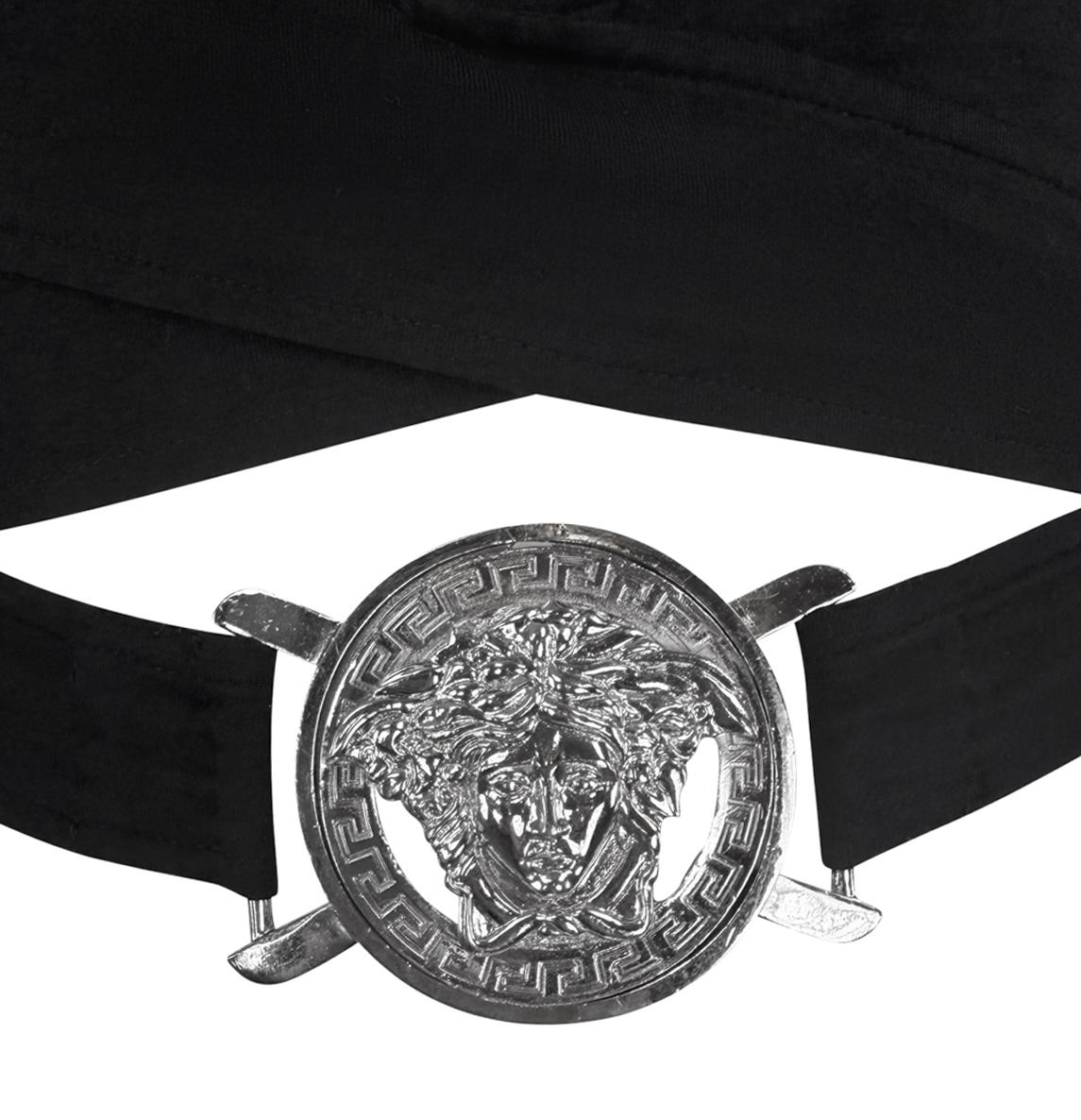 Issu de la collection printemps/été 2005 de Versace par Donatella Versace, ce top crop stretch noir à manches longues présente une large encolure en V et un détail enveloppant à la taille. Il est doté d'une boucle Medusa argentée
