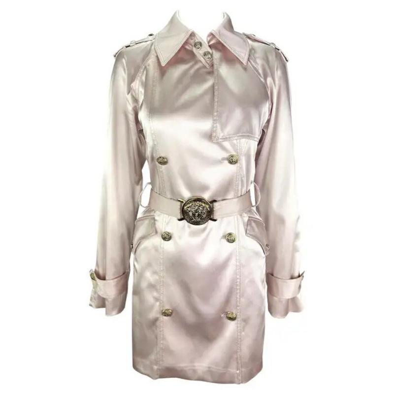 Cappotto campione P/E 2005 Versace by Donatella Versace in raso rosa pallido con medaglione dorato
