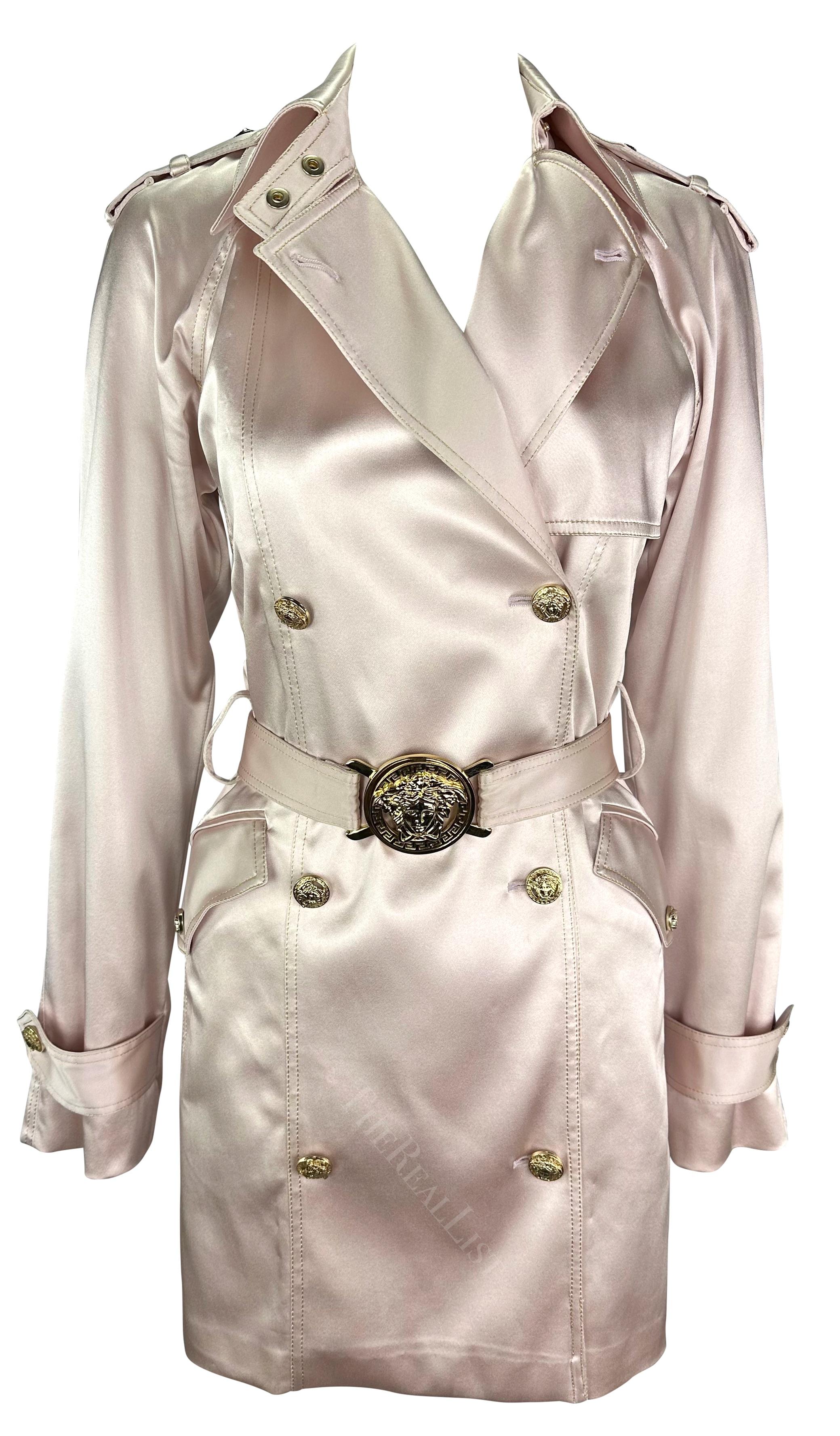 Ich präsentiere einen von Donatella Versace entworfenen Prototyp eines Versace-Doppelreihermantels aus hellrosa Satin. Dieser außergewöhnliche Mantel aus der Frühjahr/Sommer-Kollektion 2005 steht mit seinem glänzenden hellrosa Satin im Mittelpunkt.