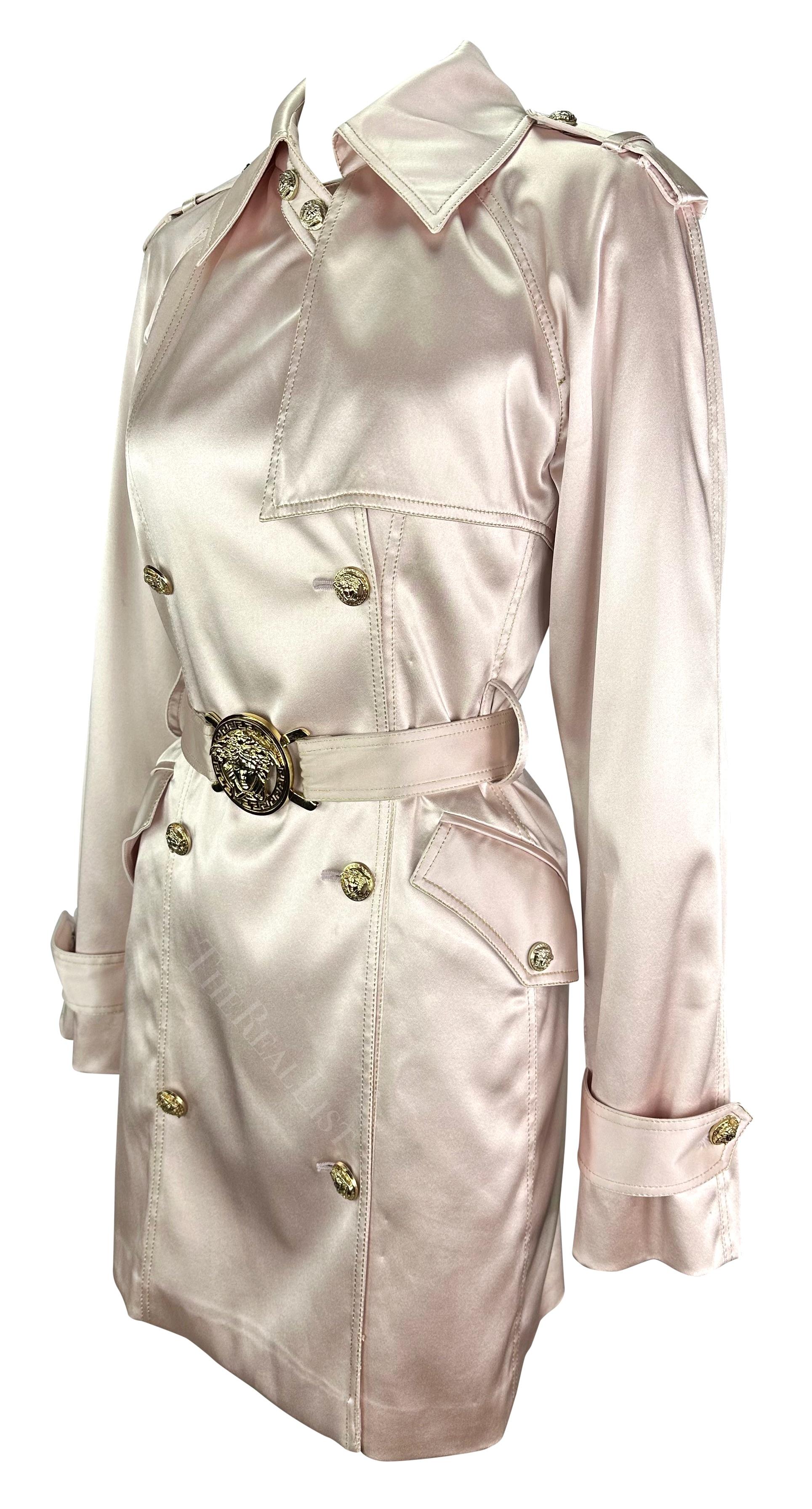 2005 Versace by Donatella Blassrosa Satin-Mantel mit Medusa-Medaillon und Muster Damen im Angebot