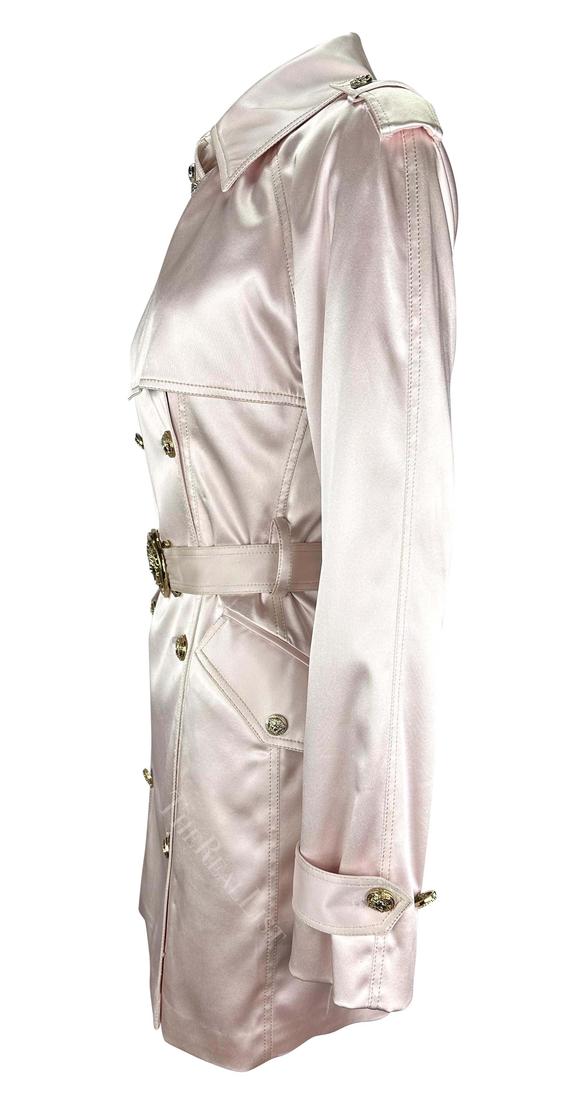 2005 Versace by Donatella Blassrosa Satin-Mantel mit Medusa-Medaillon und Muster im Angebot 1