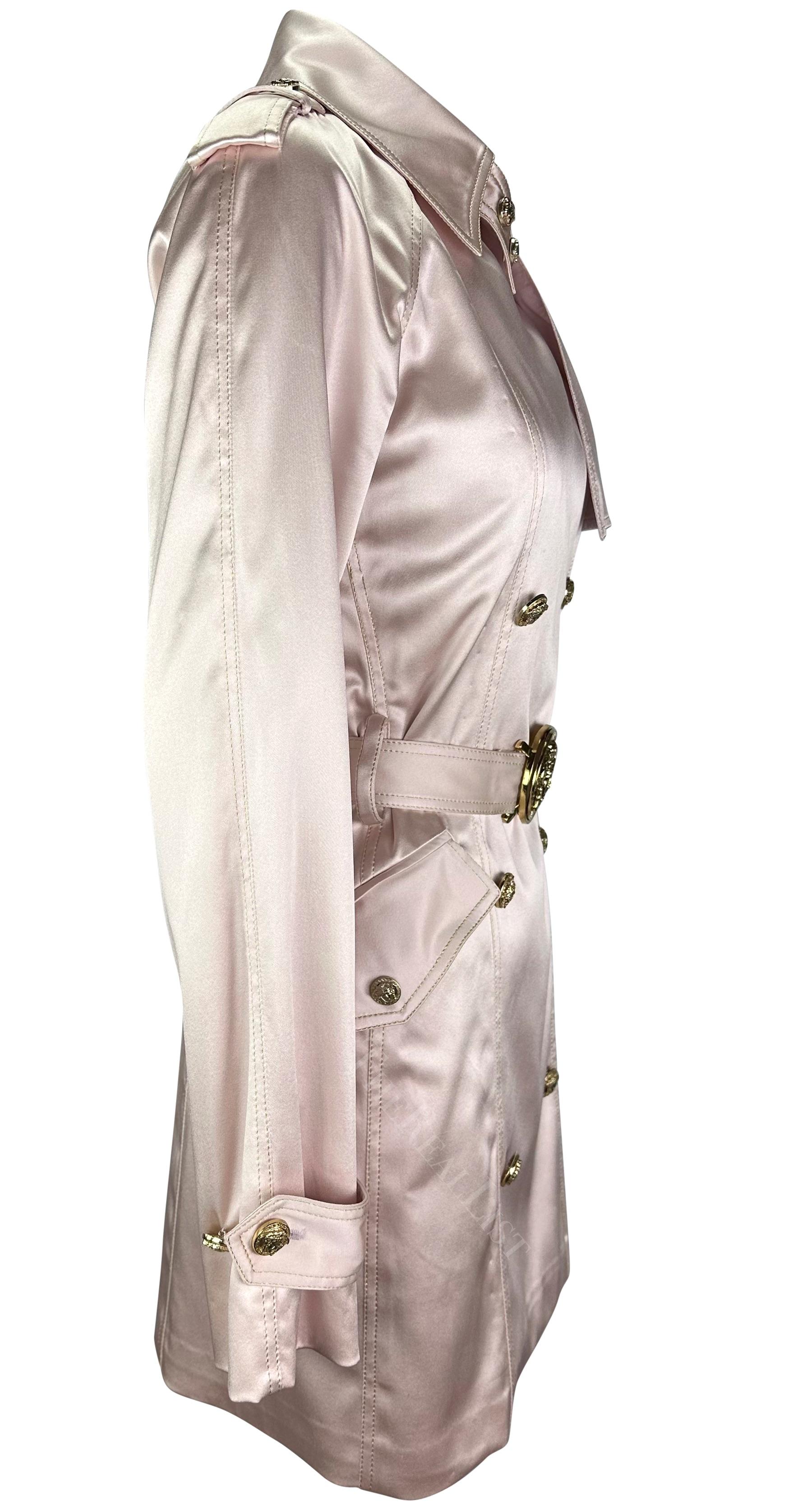 2005 Versace by Donatella Blassrosa Satin-Mantel mit Medusa-Medaillon und Muster im Angebot 3