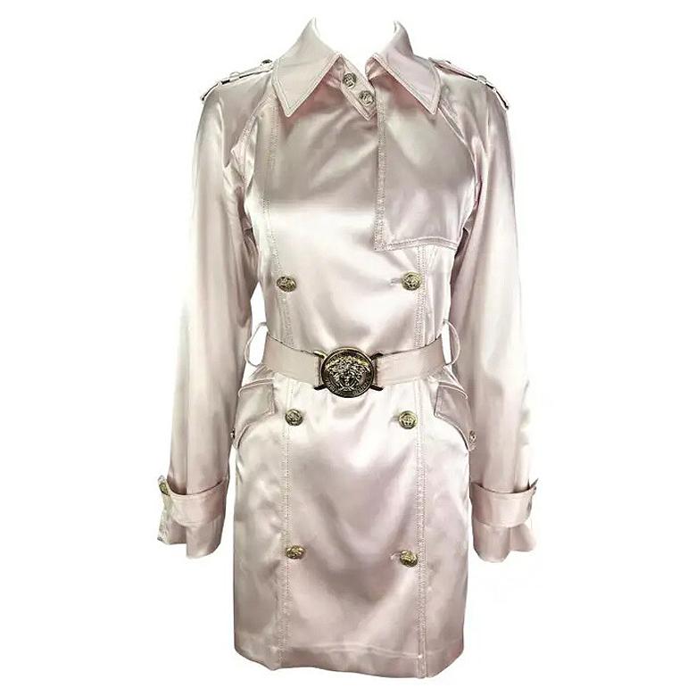 S/S 2005 Versace by Donatella Versace Abrigo de muestra Medallón de Medusa rosa pálido satinado dorado en venta