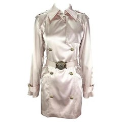 2005 Versace by Donatella Blassrosa Satin-Mantel mit Medusa-Medaillon und Muster