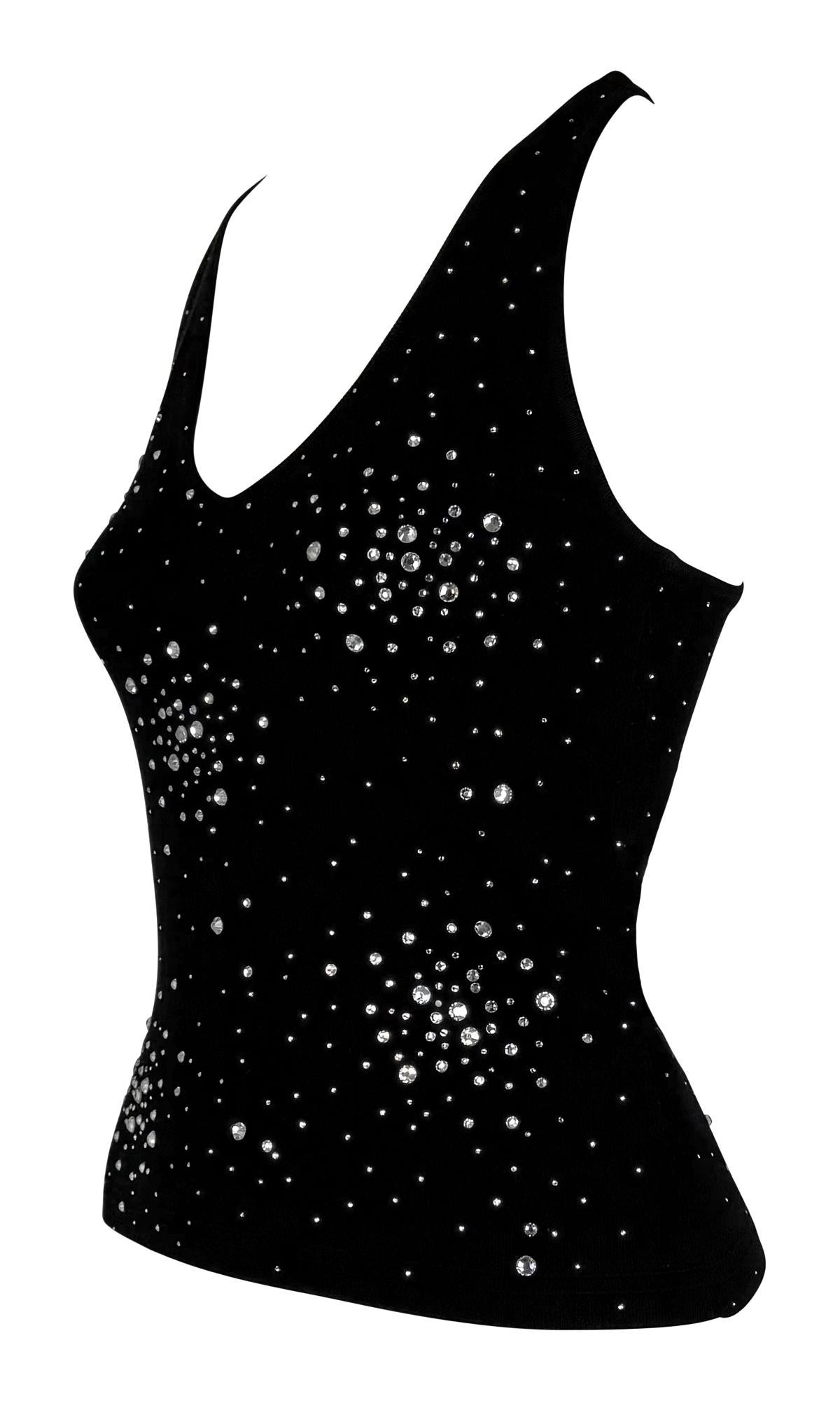 De la colección Primavera/Verano 2005 de Versace, esta camiseta de tirantes negra presenta una elegante silueta de espalda cruzada y está totalmente adornada con pedrería en racimo.

Medidas aproximadas:
Talla - IT42 
Busto: 28