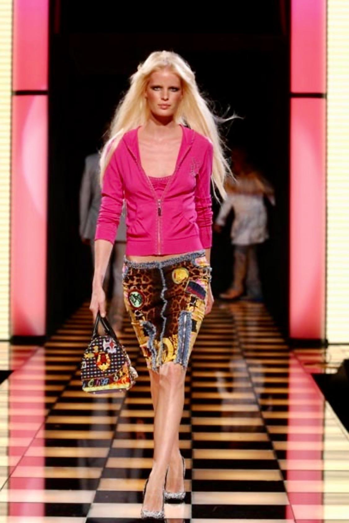 Wir präsentieren eine Tasche aus der Versace Chaos Couture Collection, entworfen von Donatella Versace. Diese Tasche im Boston-Stil weist eine Reihe von knalligen Prints und Mustern auf, die alle ein Synonym für die Marke Versace sind (Barock,