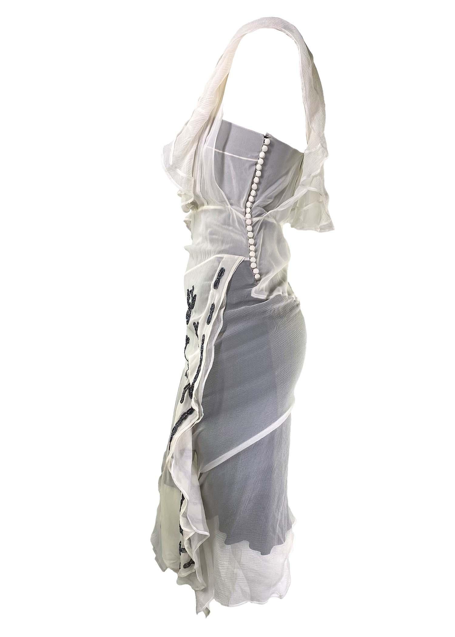 Voici une superbe robe en mousseline de soie avec un motif floral perlé, conçue par John Galliano. Cette robe Dior a été créée pour la collection automne/hiver 2006. Composée d'un jupon sombre et d'une légère mousseline de soie fluide sur le dessus,