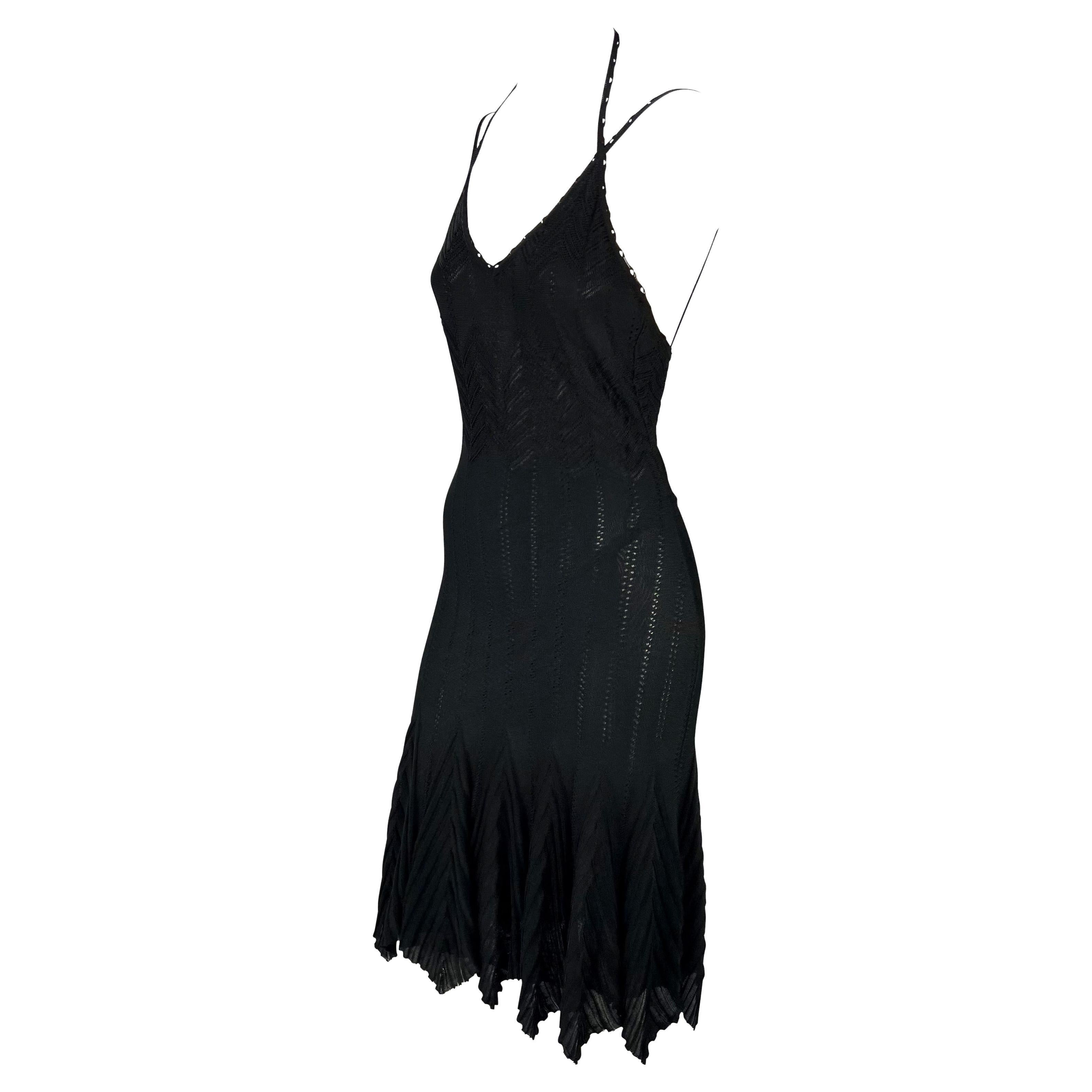Présentation d'une robe en maille noire de la boutique Christian Dior, dessinée par John Galliano. Issue de la collection printemps/été 2006, cette magnifique robe extensible se compose d'un glissement intérieur transparent et d'un extérieur en
