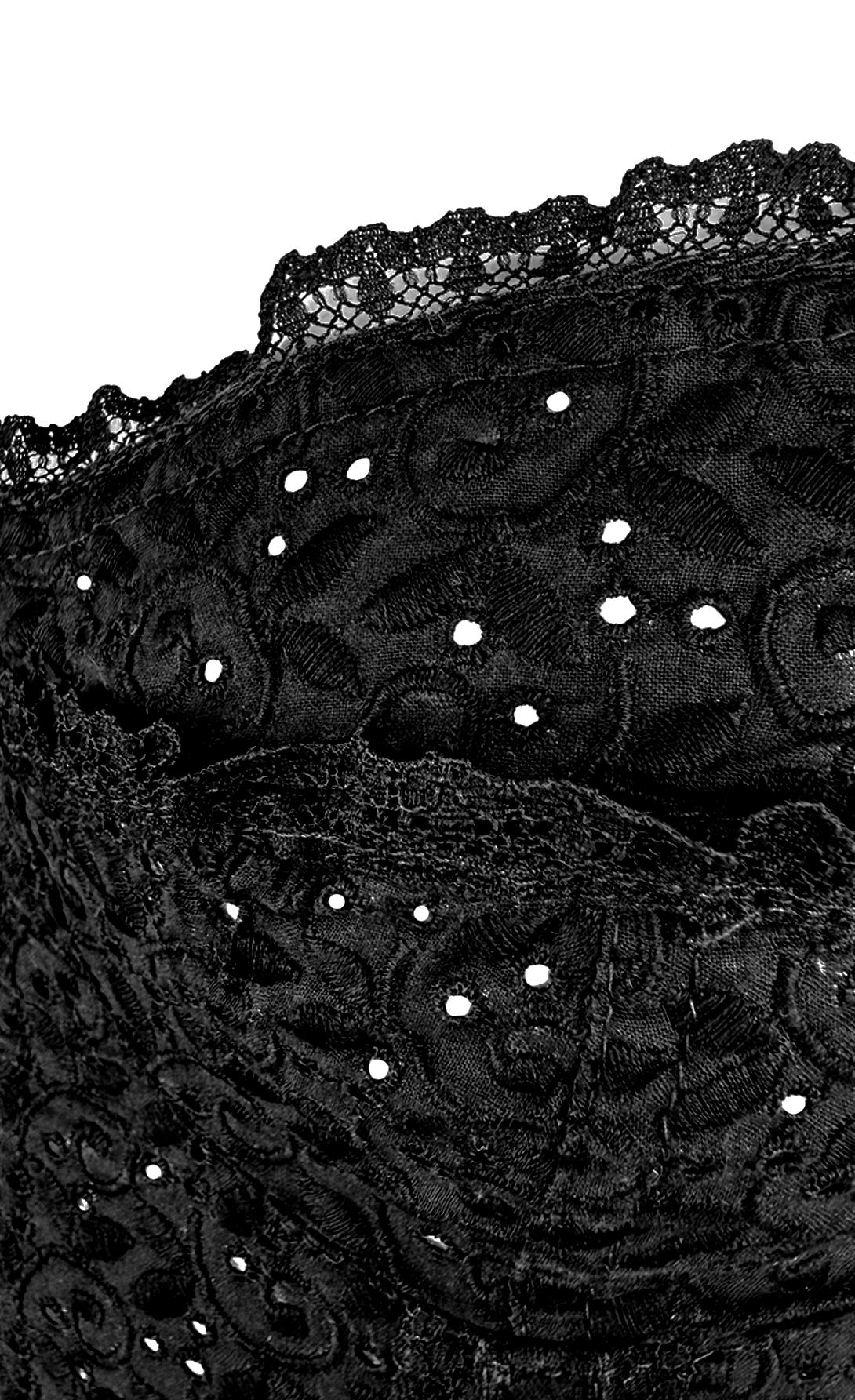 Dalla collezione Primavera/Estate 2006 di Dolce & Gabbana, questo top bustier nero è realizzato in broderie anglaise trasparente con intricati ricami floreali ad occhiello. L'imbottitura strutturata garantisce una vestibilità scolpita, mentre le