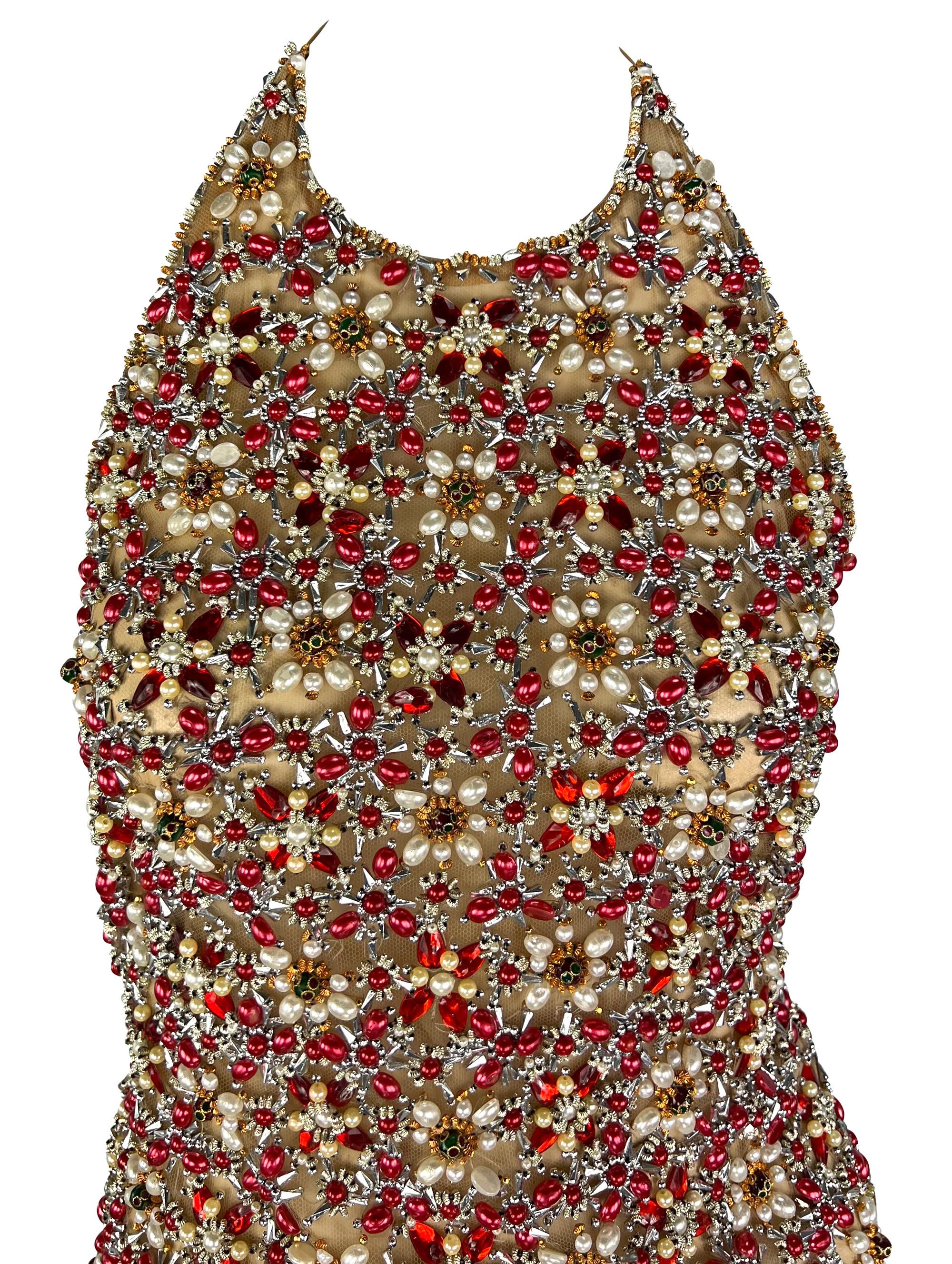 Dieses beigefarbene Netzoberteil im Schürzenstil aus der Frühjahr/Sommer-Kollektion 2006 von Gianfranco Ferré ist mit Tausenden von Kunststeinen, Perlen und Perlenketten besetzt. Dieses rückenfreie Neckholder-Top ist im Rücken mit Bändern versehen,