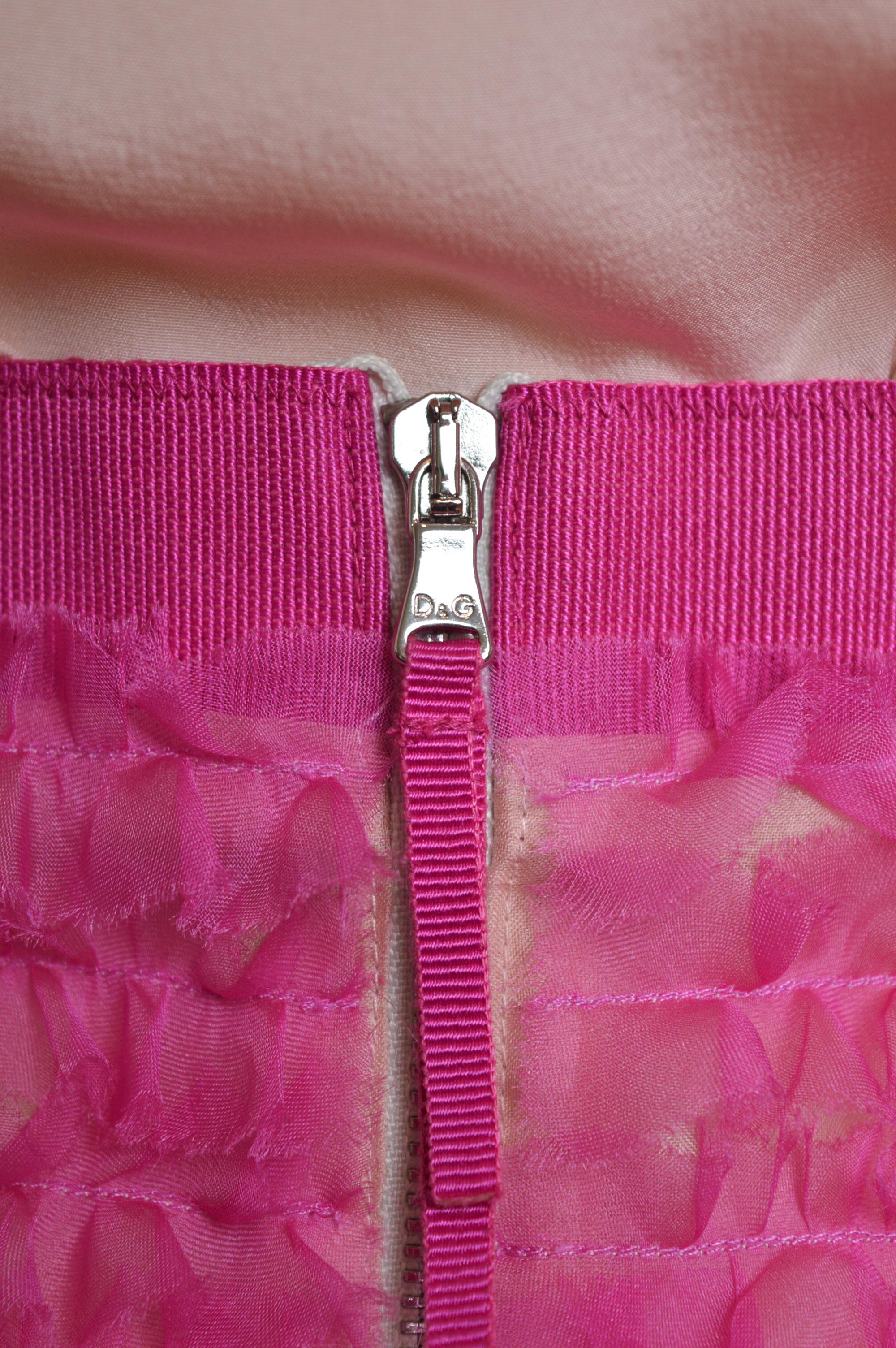 S/S 2006 Pink Tulle Dolce & Gabbana Ruffled Silk Blouse and matching Skirt suit For Sale 8