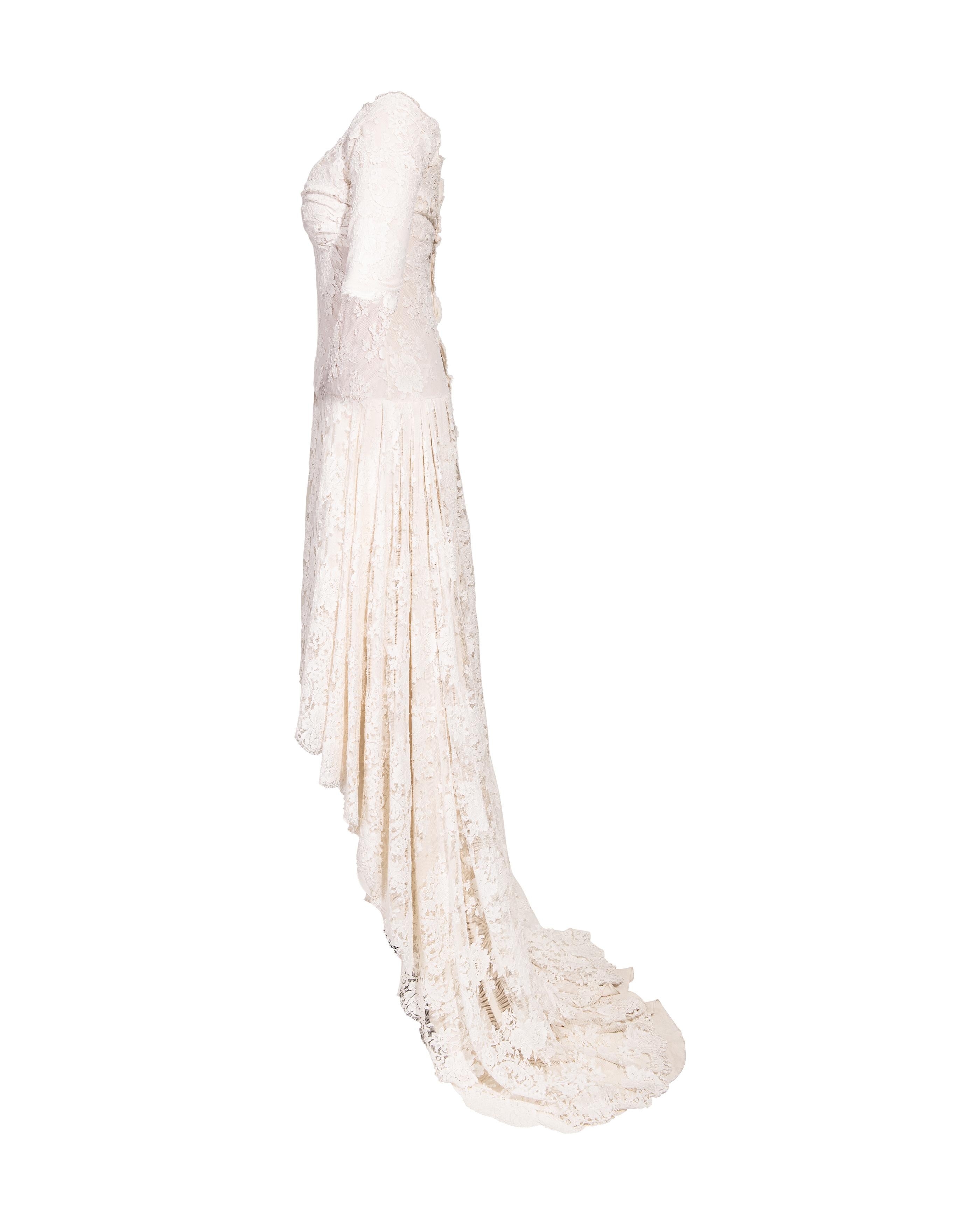 Alexander McQueen (Lifetime), robe à épaules dénudées en dentelle blanche avec traîne, printemps-été 2007 Pour femmes en vente