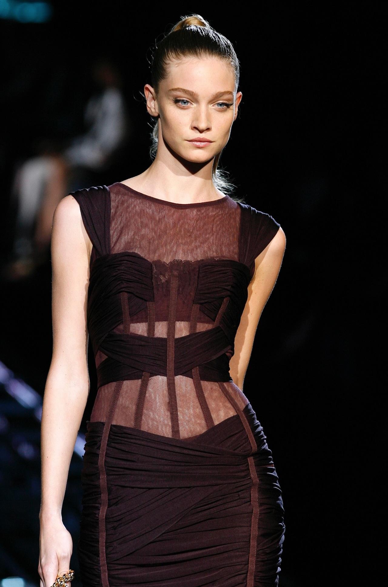 Nero Dolce & Gabbana, abito con stecche in borgogna e trasparenze della passerella per la P/E 2007 in vendita