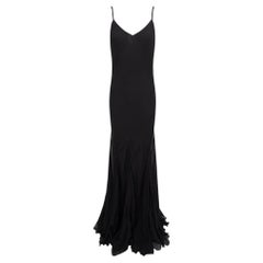 Collection printemps-été 2007 de Ralph Lauren : robe de soirée évasée en crêpe de soie et mousseline noire, vue sur le podium