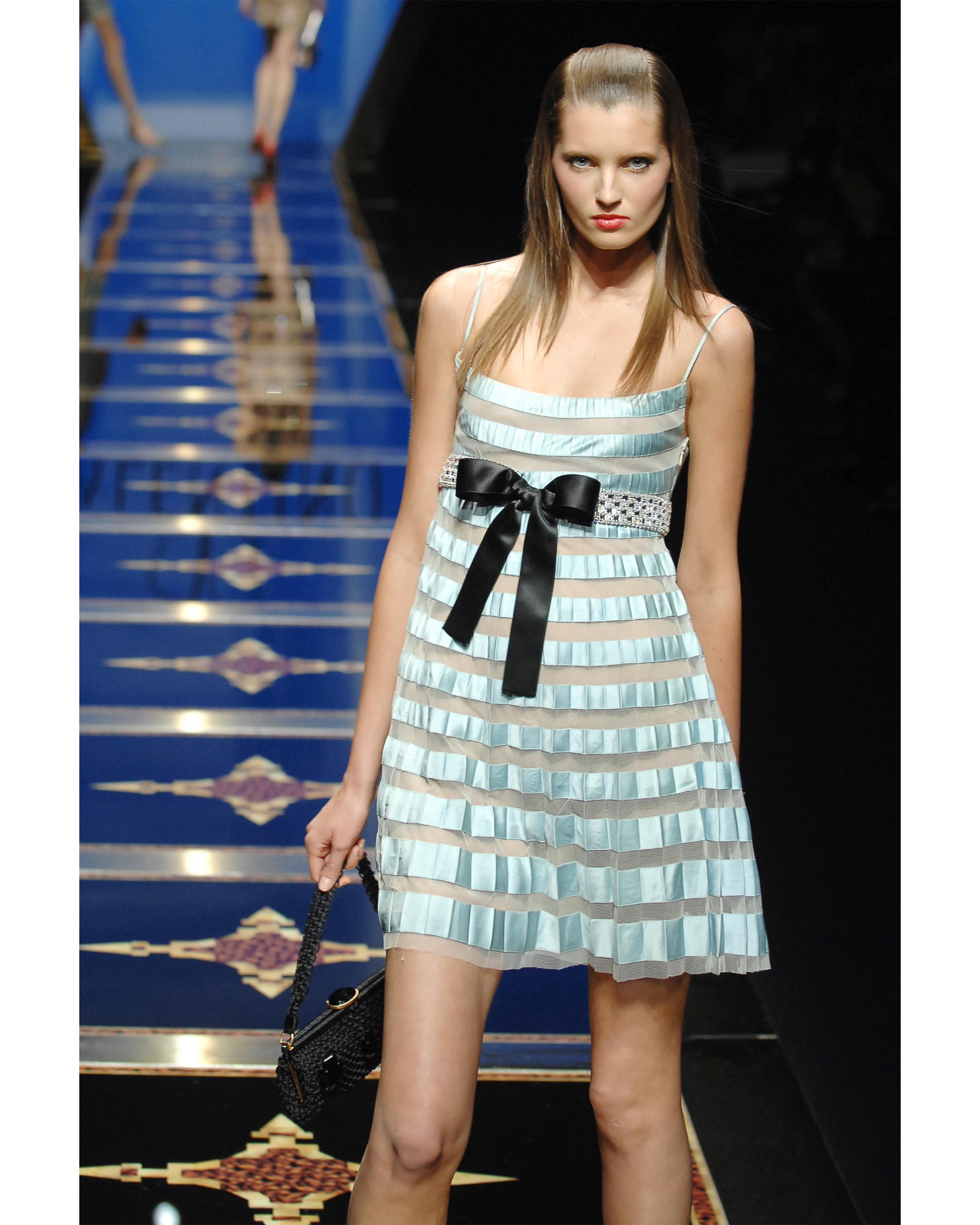 S/S 2007 Valentino - Mini robe plissée - Bleu ciel en vente 5