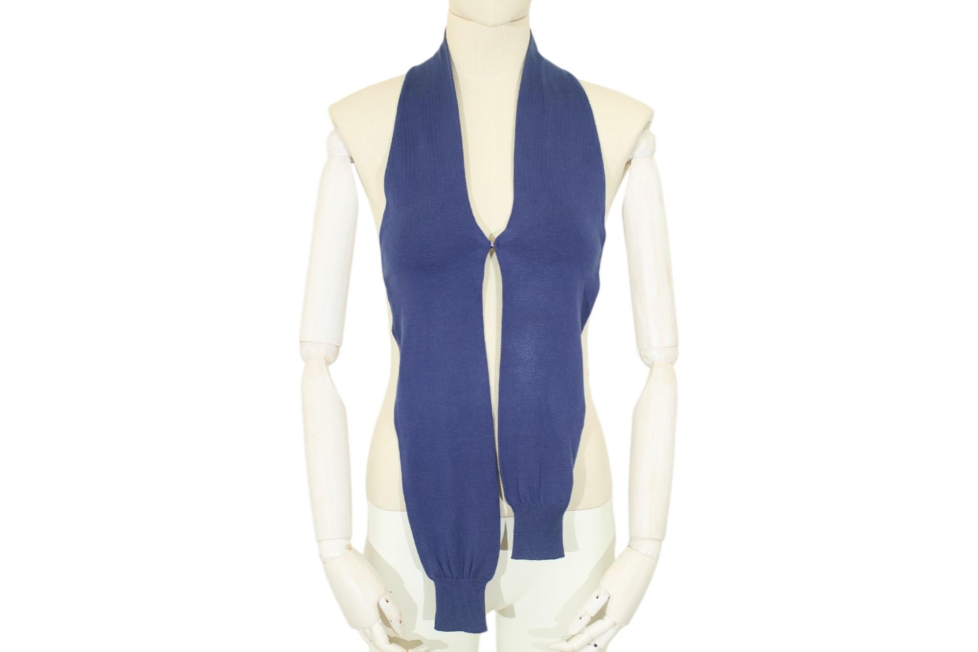 Bellissimo top Margiela in lana blu. In ottime condizioni, della collezione P/E 2007.

Marchio: Margiela
Periodo: 00's
Materiale: Lana
Dimensioni: OS
Origine: Made in Italy
Condizioni: Molto buono

Nuovo: Condizioni perfette, senza segni di usura;