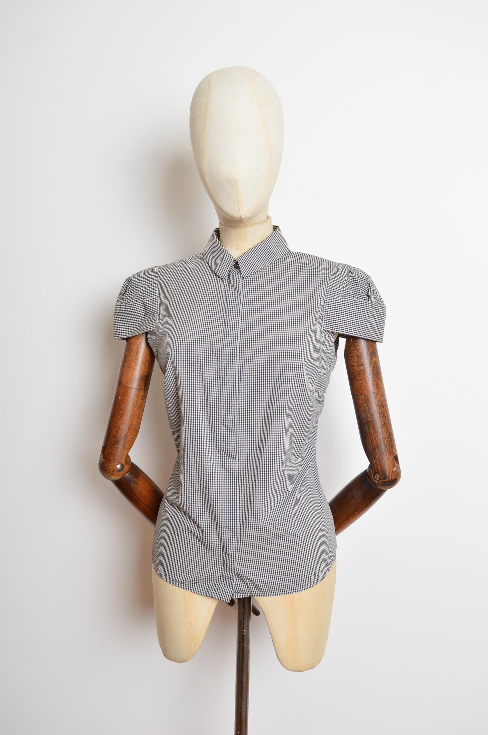 Primavera 2008 Alexander McQueen Blusa de manga corta con detalle de manga con hombros estilo armadura metálica.
Fabricada con una mezcla de seda y algodón.
Talla recomendada; UK 10
Las medidas se indican en pulgadas ('')
De foso a foso; 19''
De la