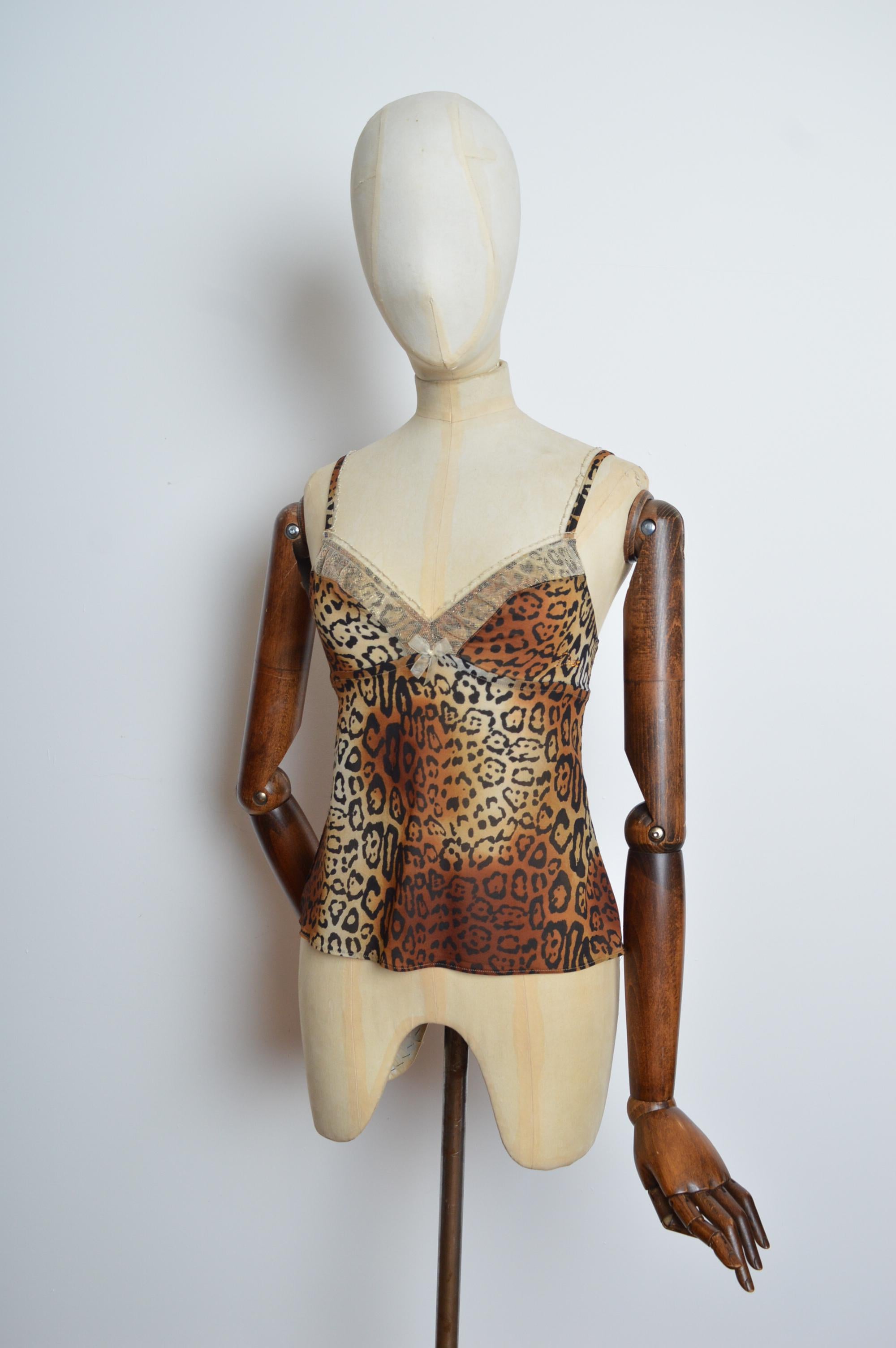 S/S 2008 Christian Dior by John GALLIANO leopard print Silk Camisole - Vest Top
Features: fully adjustable shoulder straps, Diamonté DIOR rhinestone detail, gently elasticated under the bust.
Size; FR 36 / UK 6 - 8 (XS-S)
Measurements are provided