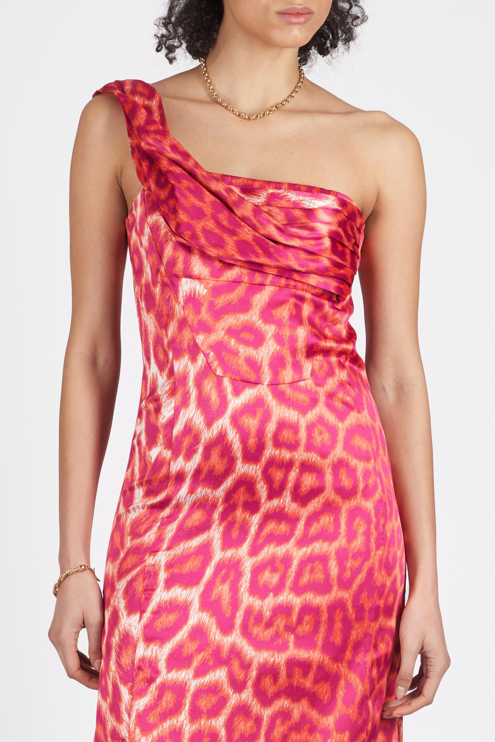 We are excited to present this Just Cavalli Spring Summer 2008 pink leopard print one shoulder sleeve dress. Features one shoulder strap with pleated chest detail and knee length. In excellent vintage condition.
Authenticity guaranteed.

Label size: