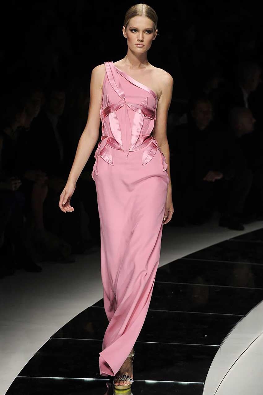 VERSACE
 
Actual runway sample Spring/Summer 2009 Look # 51


PINK SILK ONE SHOULDER GOWN
Inner corset

High side slit





Content: 94% Silk, 6% Nylon

Lining 100% Silk



IT size 38 - US 2



armpit to armpit 18