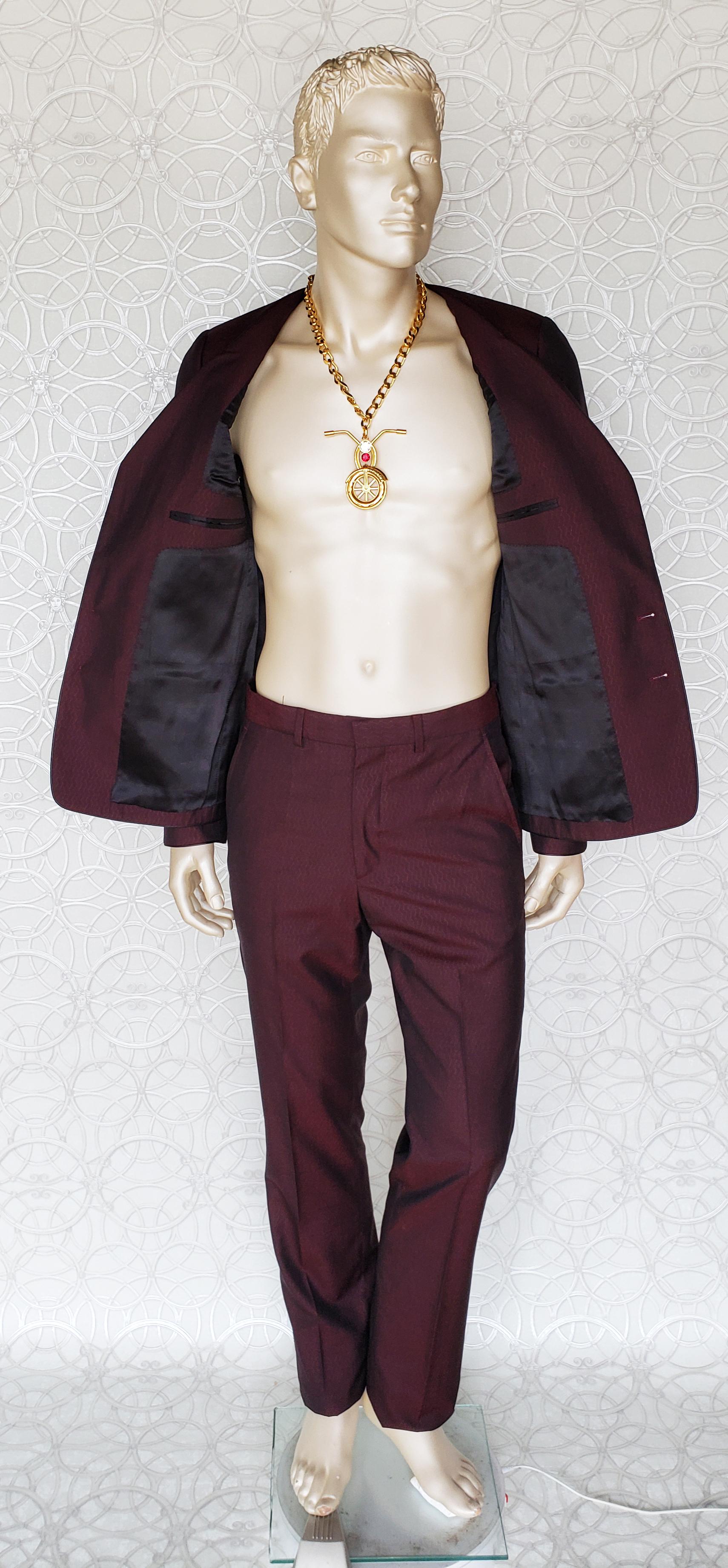 S/S 2011 look #19 NEW VERSACE BURGUNDY WOOL and SILK SUIT 48 - 38 (M) For Sale 4