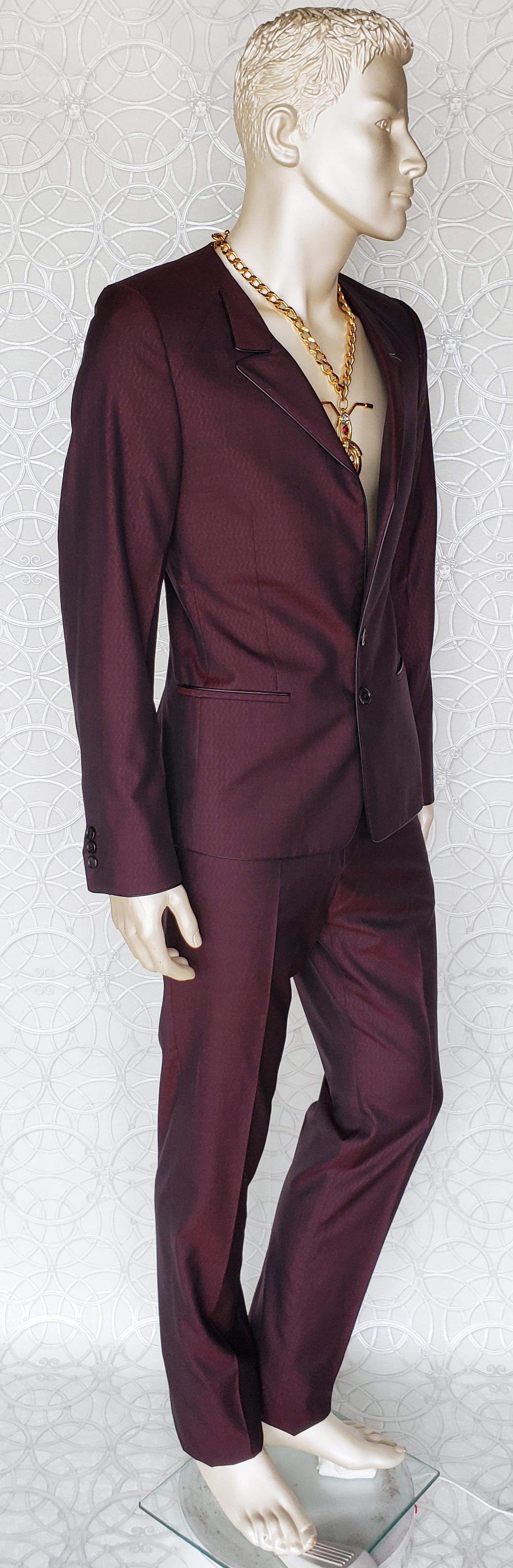 S/S 2011 look #19 NEW VERSACE BURGUNDY WOOL and SILK SUIT 48 - 38 (M) For Sale 2