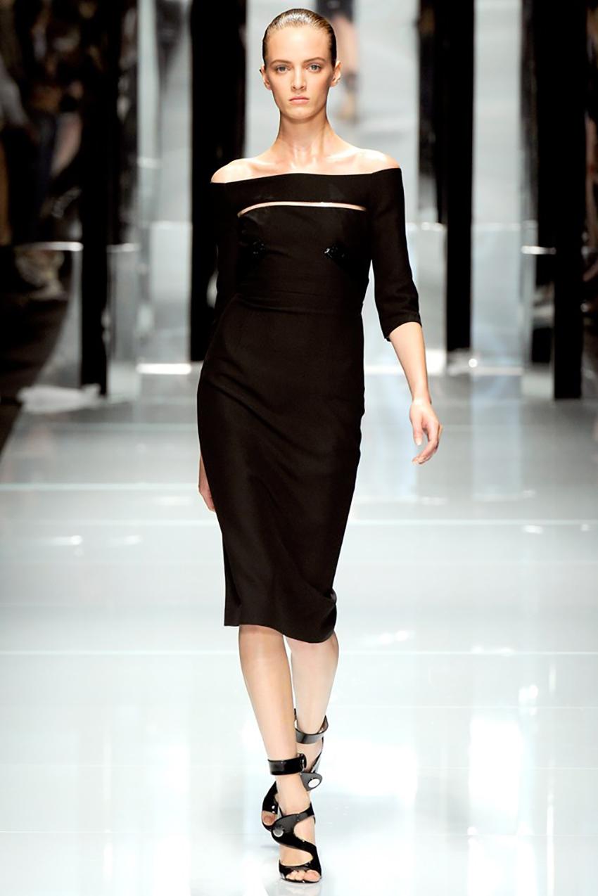 VERSACE 

Actual runway sample Spring/Summer 2011 look # 31

Off shoulder black dress

Finished with patent leather and clear PVC inset.

Content: 100% silk





Made in Italy


Size  38 - US 2/4





armpit to armpit 16