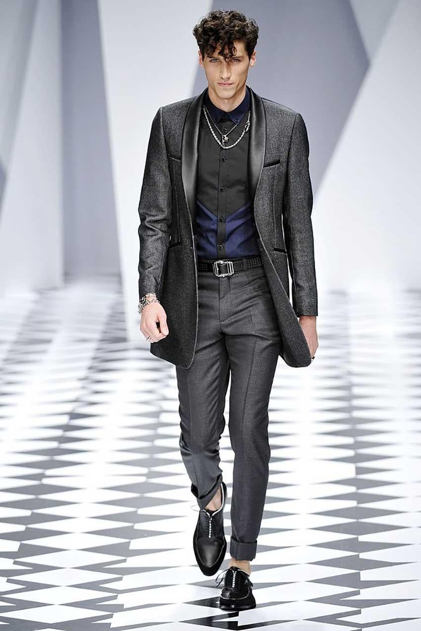 VERSACE  SUIT

Actual runway sample Spring/Summer 2011 look # 7


Gray suit 

Very soft and comfortable

Two buttons closure

Three pockets on jacket

Leather trim on collar and pockets 
Black cotton back panel


Jacket Content:  68% rayon, 32%