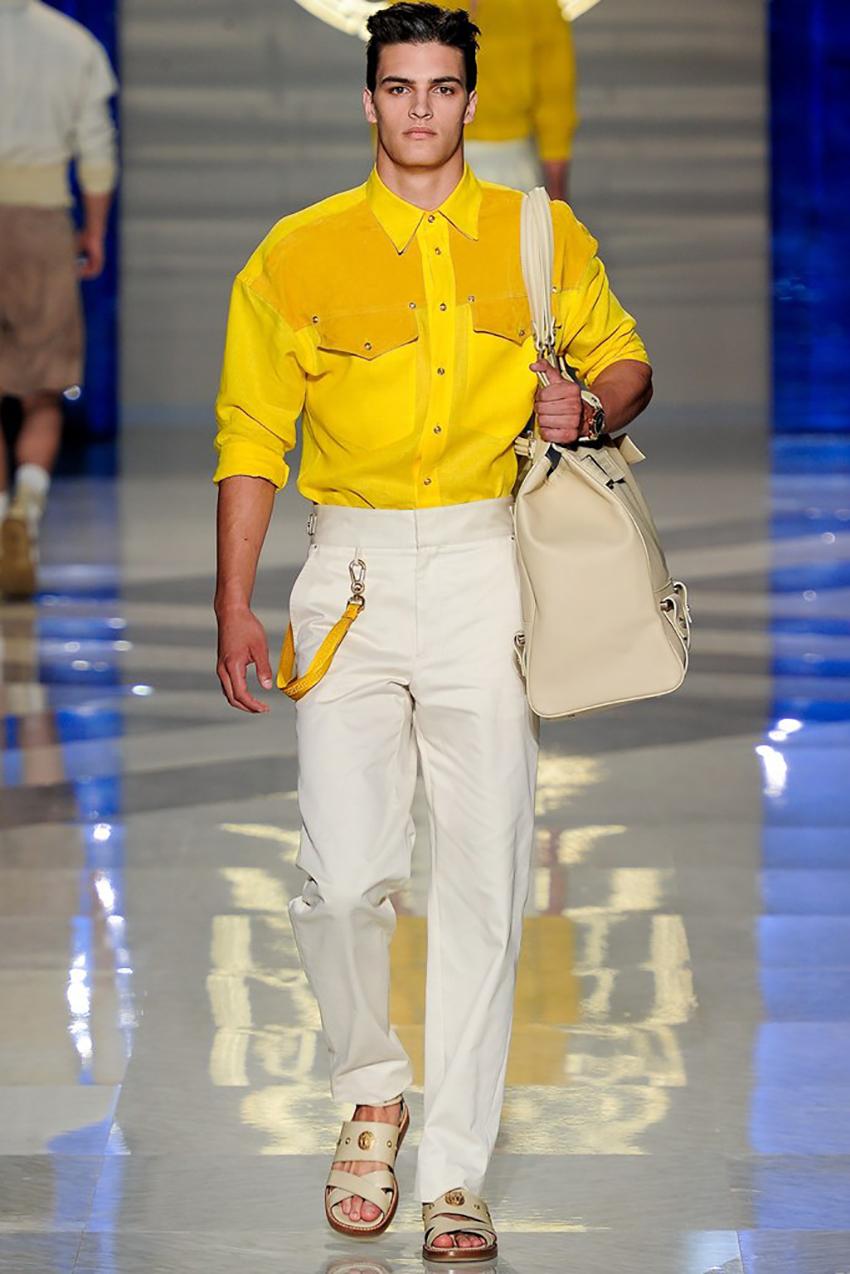 VERSACE

Actual runway sample S/S 2012 Look # 15

 MENS TRAVEL LEATHER HANDBAG

Travelers need to be well organized and stylish. 

This bag is the answer to back-to-back business trips or weekends away. 

Content: 100% Leather


OPEN Height 21