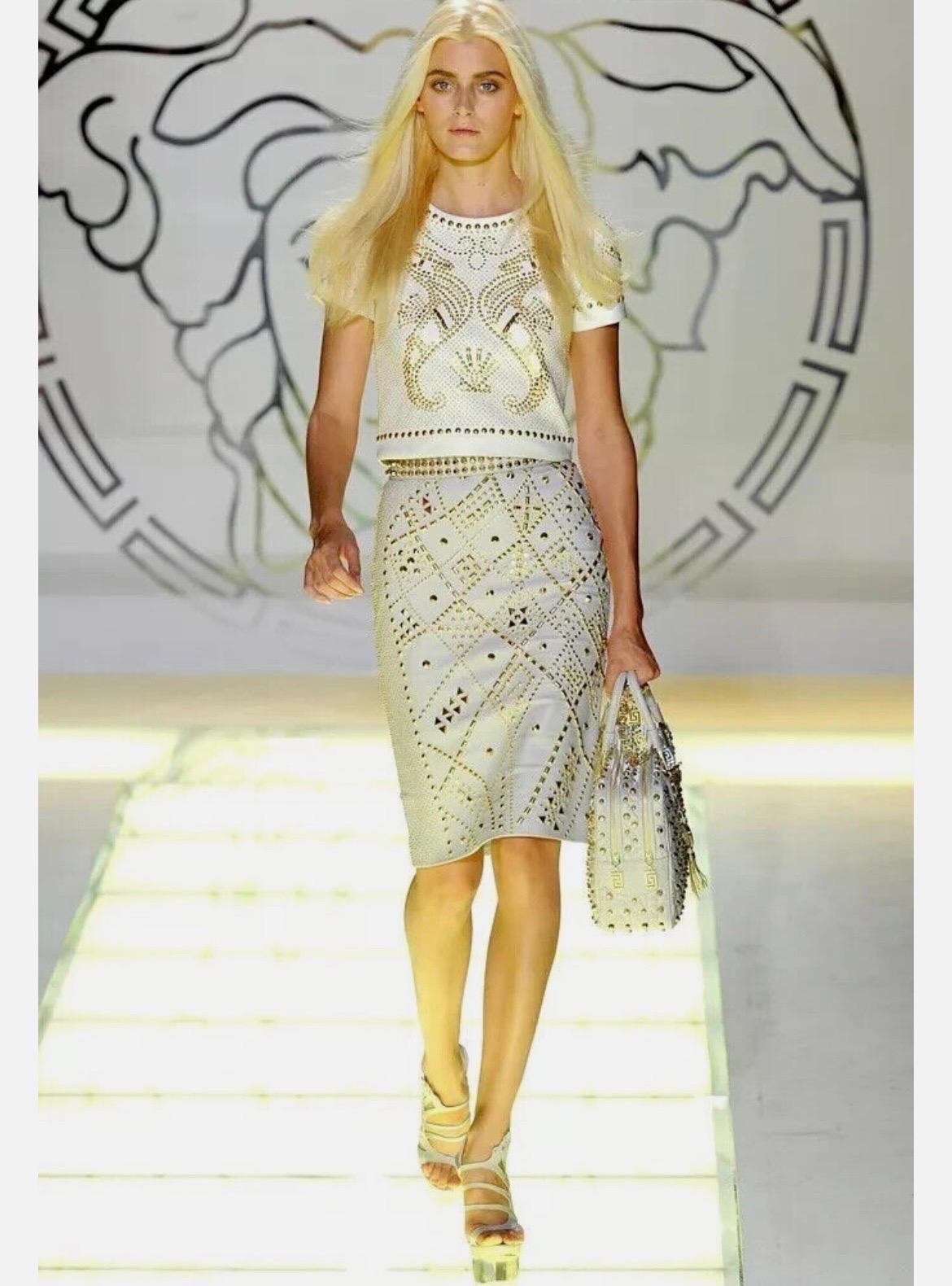 VERSACE
Primavera 2012, look # 26 
Crop top in pelle Versace avorio. Maniche corte, scollo a pallina, decorazioni con borchie dorate e chiusura con zip a vista al centro della schiena. 
Contenuto: 100% pelle, metallo
Completamente foderato
Prodotto