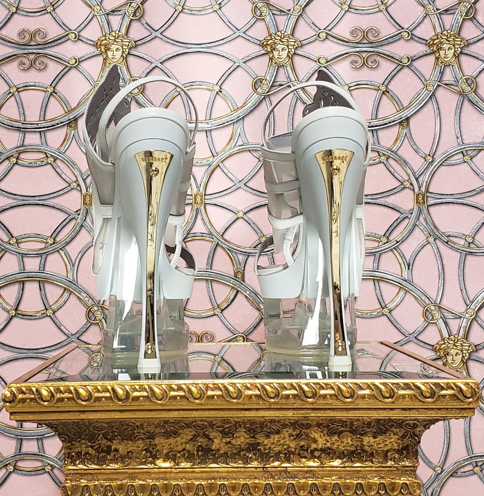 Versace - Chaussures en cuir blanc et plaqué plexiglas, neuves, printemps-été 2012, tailles 40-10, 41-11 Neuf - En vente à Montgomery, TX