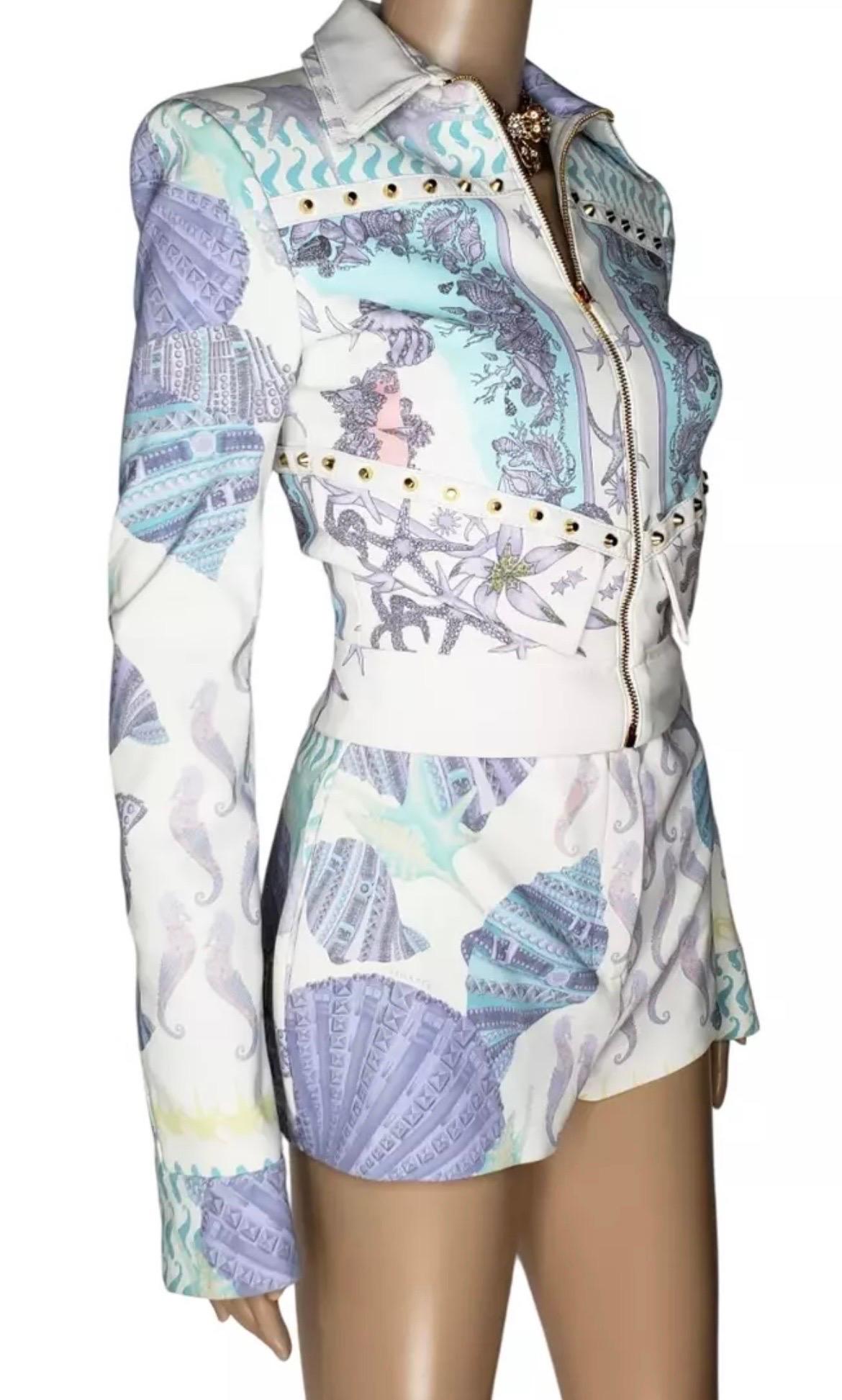 VERSACE
La chaqueta es una muestra real de la pasarela 
S/S 2012.
Esta chaqueta entallada de punto técnico tridimensional con estampado de conchas marinas es de manga larga e incorpora tachuelas y opción de cremallera en los puños.
Cierre frontal