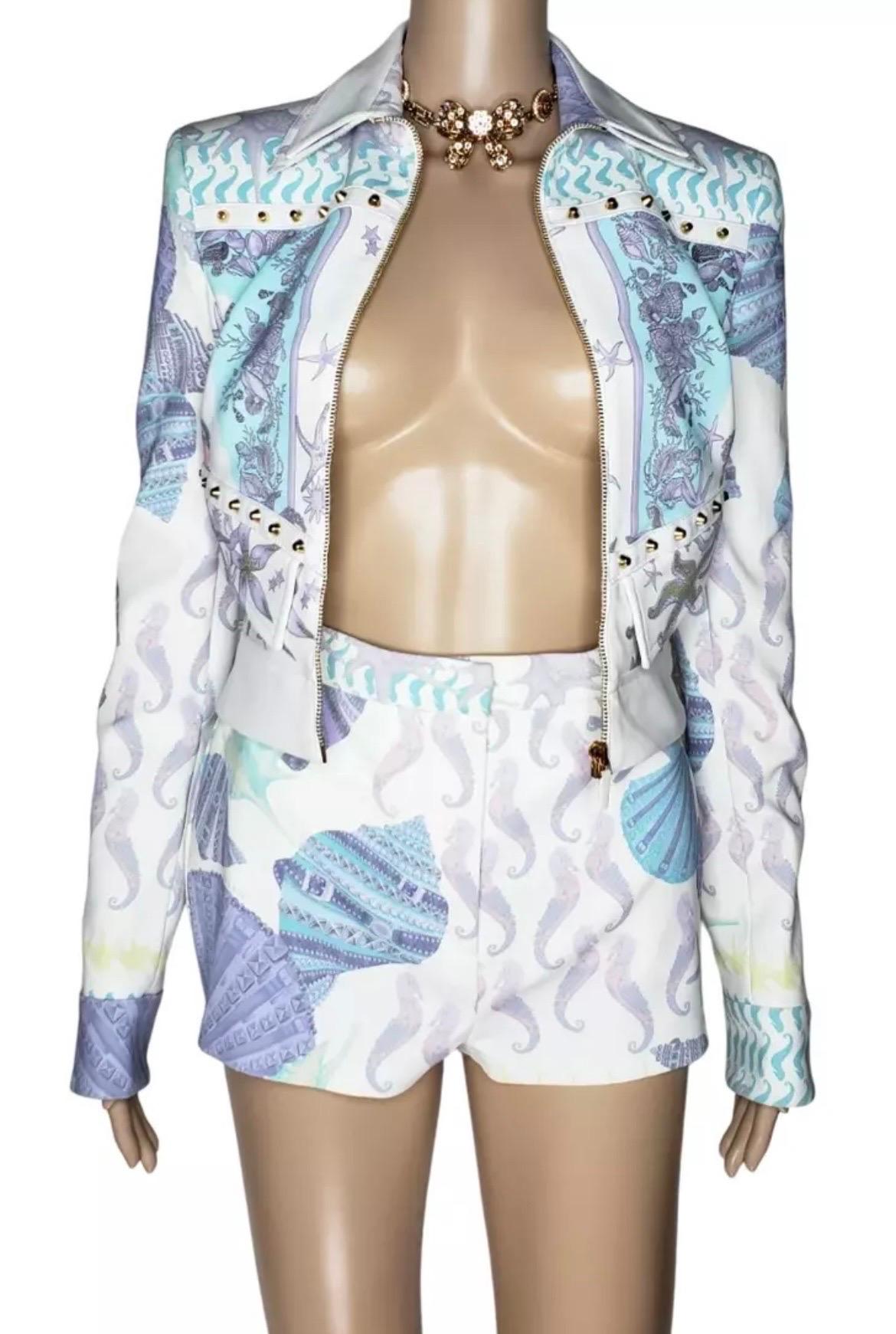 S/S 2012 Versace Traje de chaqueta y pantalón corto con estampado de conchas 38 - 2 Gris en venta