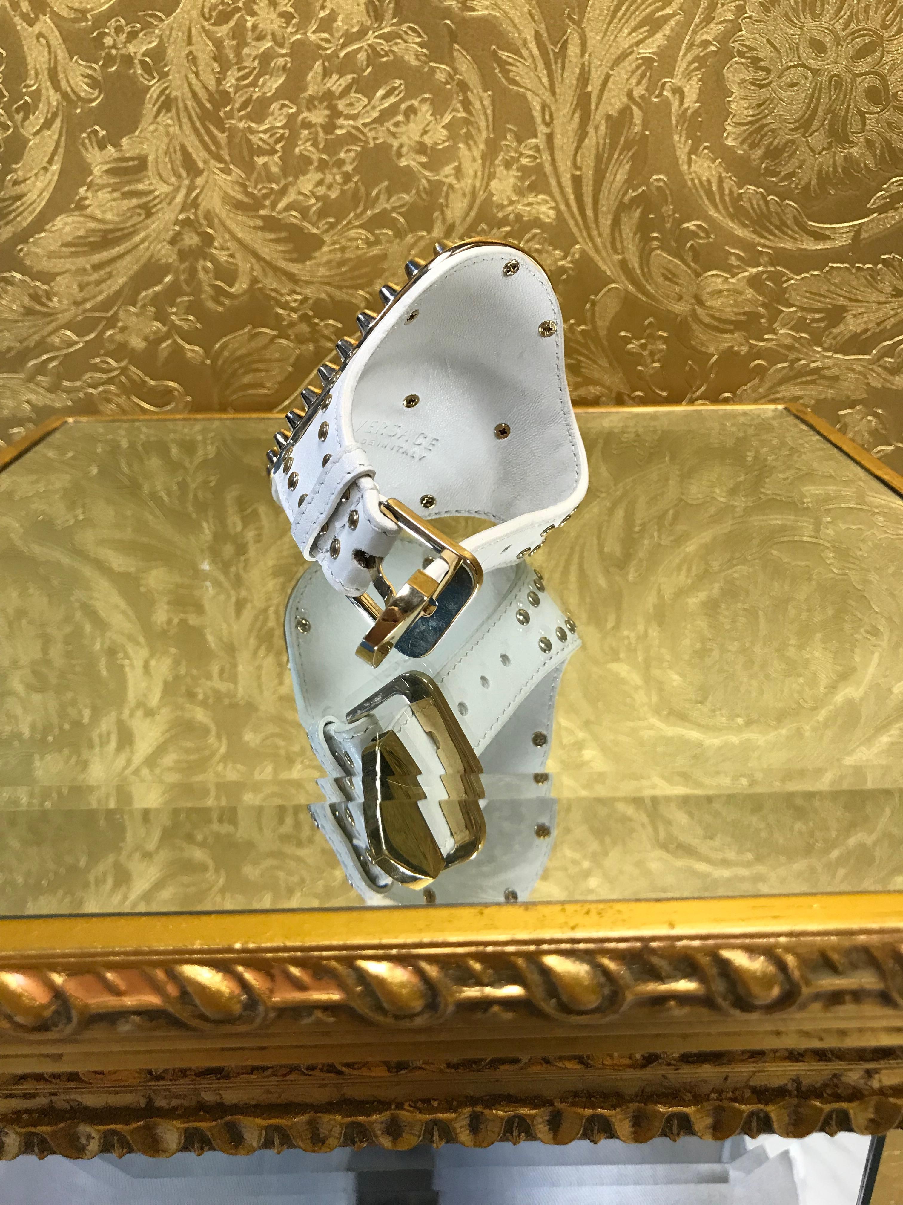 VERSACE

S/S 2012

Cuff bracelet in white leather.

Features Starfish on the medallion.

A definitely cool accessory.

Size selection: One size. 

100% metal, 100% leather

Made in Italy
New, with box

Last picture shows four cuffs from this