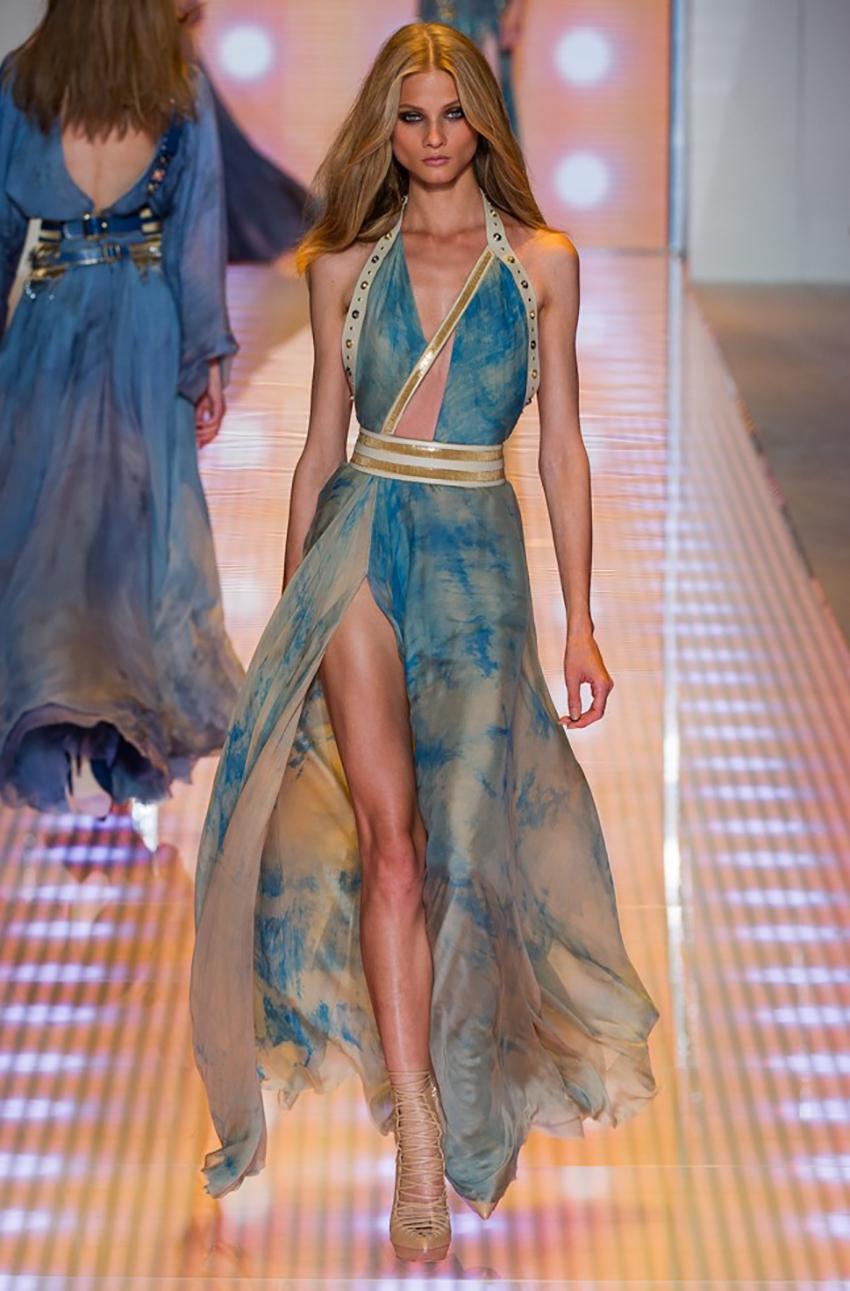 VERSACE DRESS

Spring/Summer 2013 L# 46 

Versace Slovakia dress, spring 2013, in iridescent green/beige silk, with long slit on the front, Italian size 38, with independent belt in beige leather worked with threads of gold-colored chain which