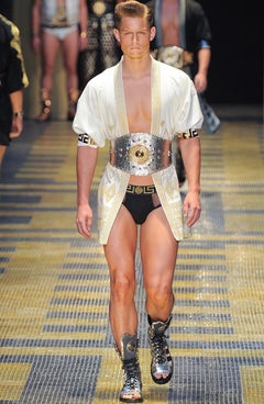 S/S 2013 Look n° 3 - VERSACE - TRUNKS MEDUSA EN MAILLE NOIRE et CARACTÉRISTIQUE GRECQUE - Taille 5