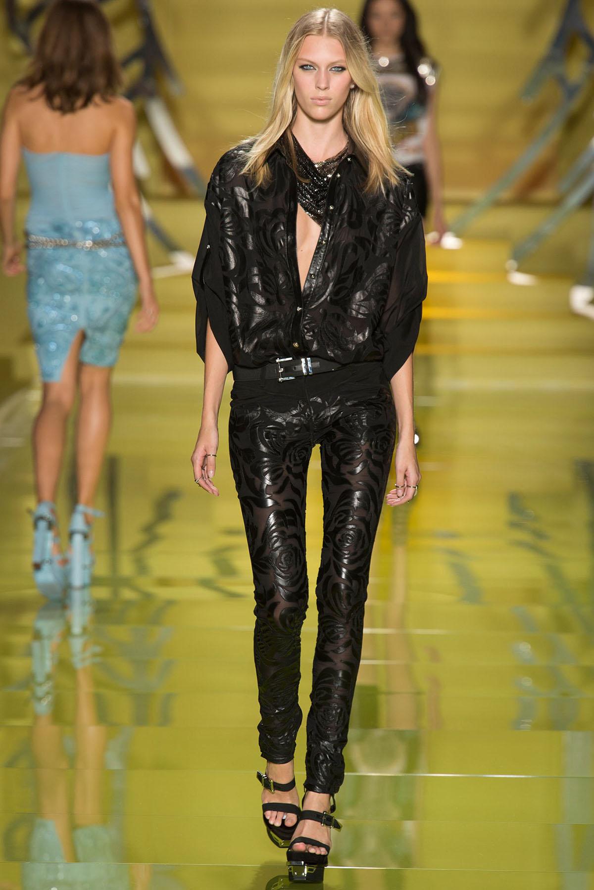 VERSACE 

Actual runway sample Spring/Summer 2014 Look # 35
Black Leather Floral Print pants 
Two front pockets
Two back pockets
Zipper at the bottom of the leg

Zip closure

Content: 100% Leather
Lining: 96% rayon, 4% elastane

Size: 38 - 2 
41
