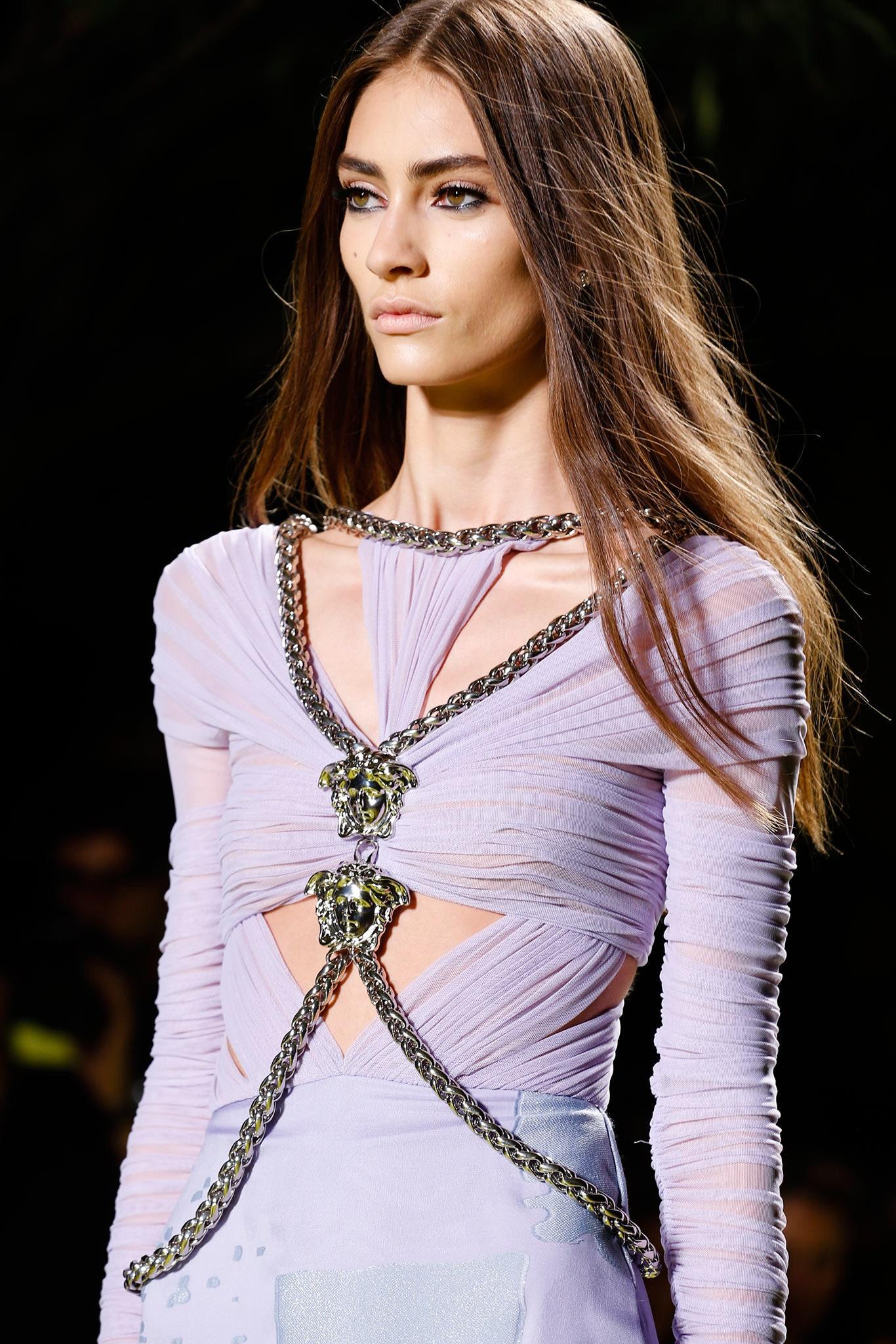 VERSACE


Actual runway sample Spring/Summer 2014 look # 44 

Lilac Chiffon 

Silver-plated chain with 2 famous Medusa's
Zippered sleeve bottom



Content: 81% silk, 19% polyester

outer fabric: 94% nylon, 6% elastane

lining: 90% silk, 10%