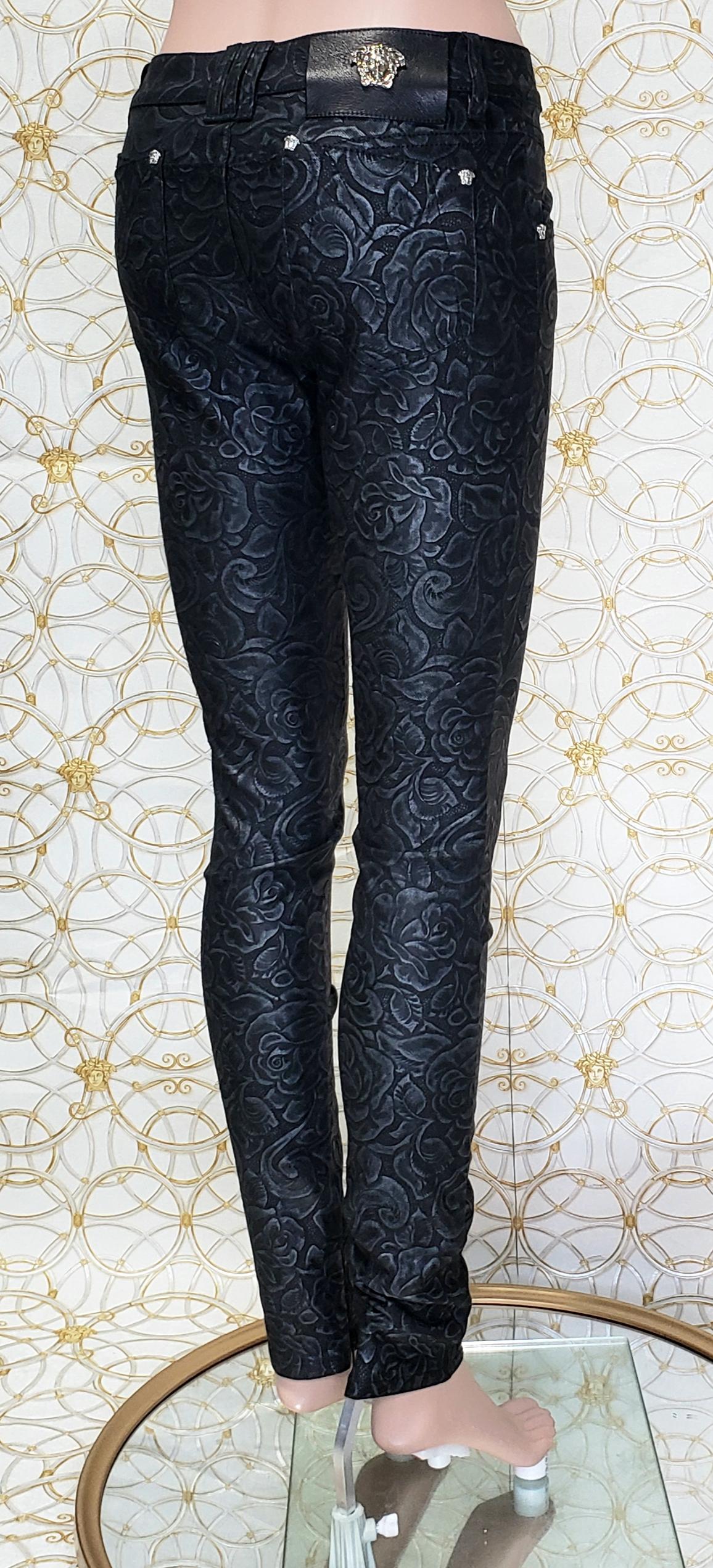 S/S 2014 Look # 5 VERSACE BLACK FLORAL JEANS PANTS size 26 In New Condition For Sale In Montgomery, TX