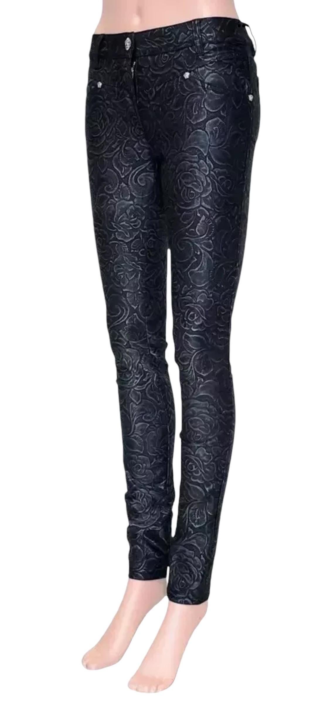 S/S 2014 Look #5 Versace Black Floral Print Slim Jeans Pants Size 26 In New Condition For Sale In Montgomery, TX