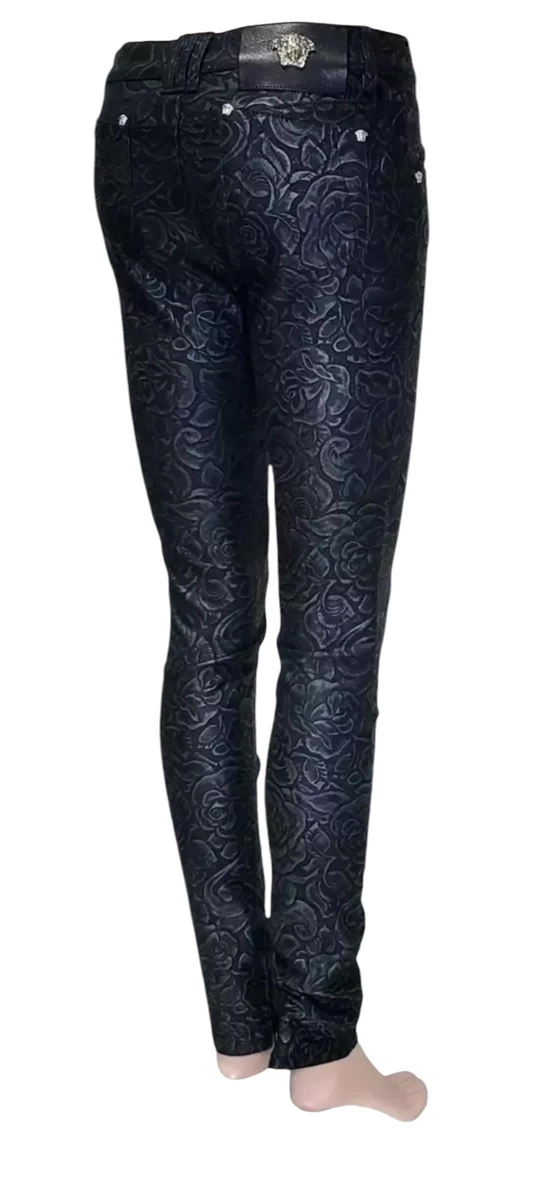 S/S 2014 Look #5 Versace Black Floral Print Slim Jeans Pants Size 26 For Sale 3